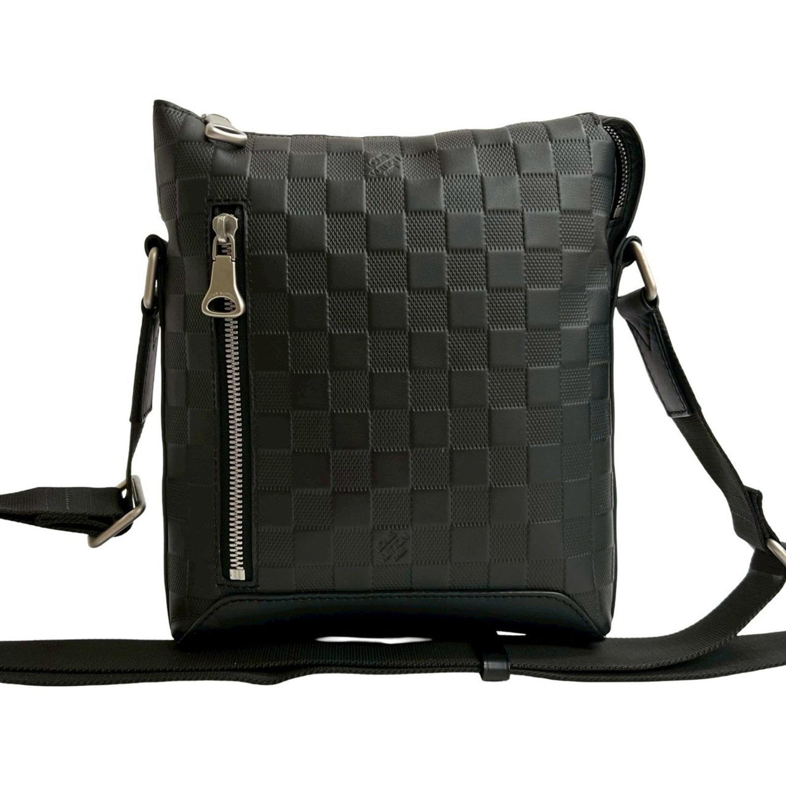 Louis Vuitton Shoulder Bag Leather: Louis Vuitton Shoulder Bag Leather This Louis Vuitton shoulder bag features high-quality black leather and measures 24cm x 20cm x 5.5cm. The bag has been used and shows traces of usage, with scratches