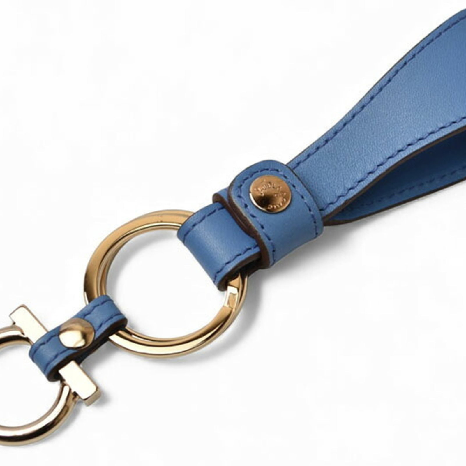 Salvatore Ferragamo Keyring Leather: Salvatore Ferragamo Keyring Leather Salvatore Ferragamo Keyring Leather is made from high-quality leather and features a distinctive blue color. The keyring has been opened and never used, providing a