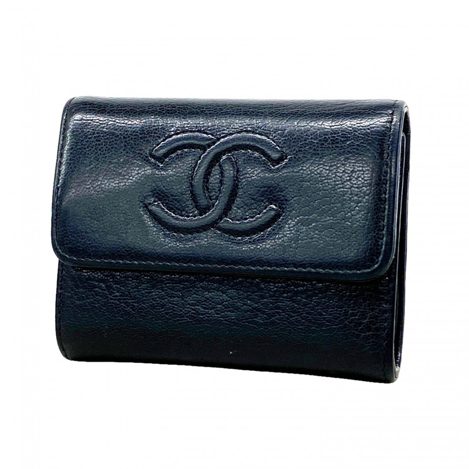 Chanel Card Case Leather: Chanel Card Case Leather Black leather card case from Chanel, featuring a classic design with traces of usage and minor scratches. The condition shows signs of wear, but overall remains in good shape.