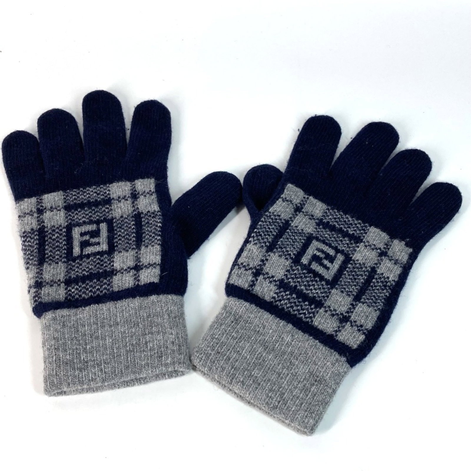 Fendi Warm Gloves Wool: Fendi Warm Gloves Wool Fendi Warm Gloves Wool are made from high-quality wool and feature a classic design. The gray and navy color options provide versatile styling choices, while the total length of