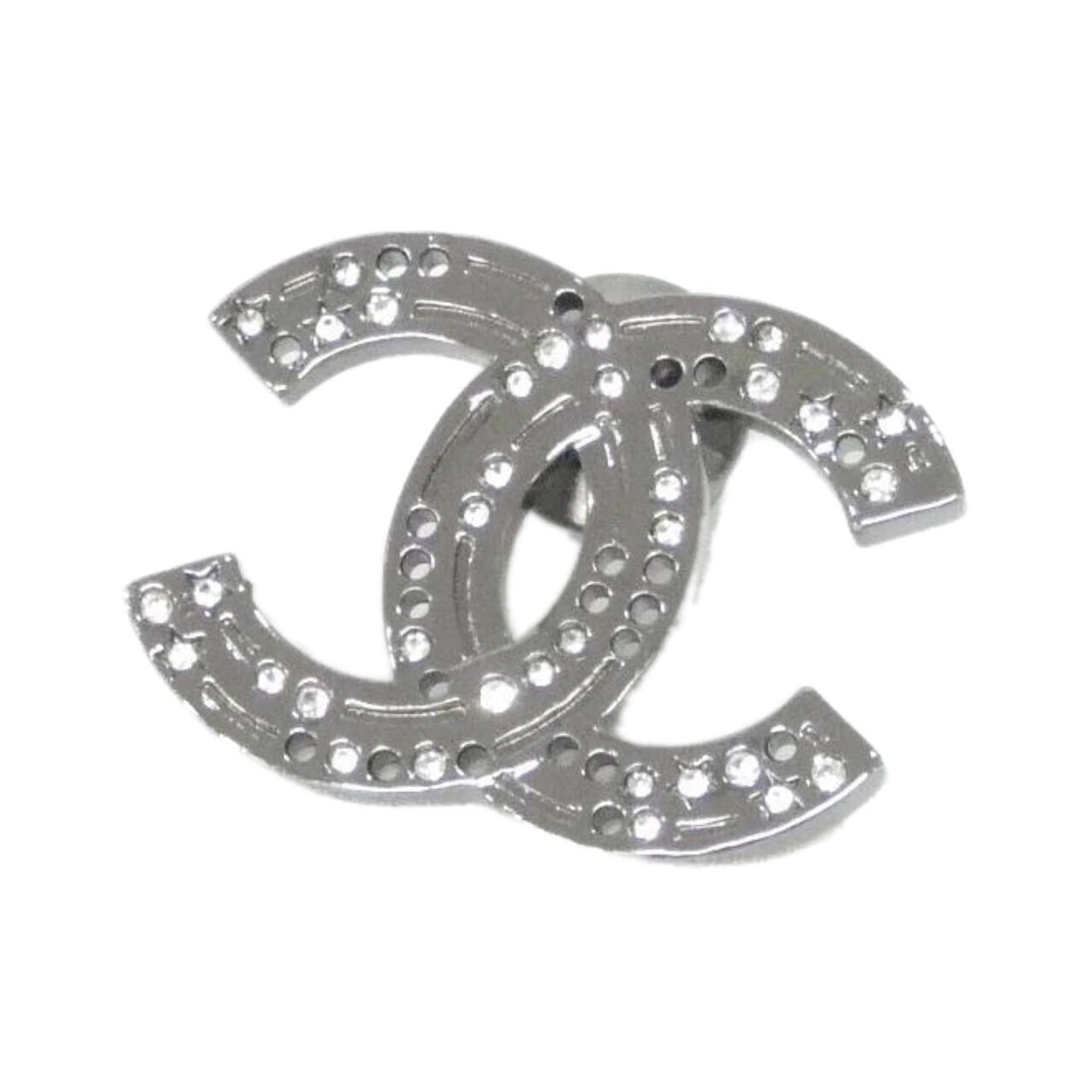 Chanel Brooch: Chanel Brooch This silver Chanel brooch features a crystal stone and measures 2cm x 2.8cm in size. With a few traces of usage visible, including some scratches and dirt, this piece remains in very goo