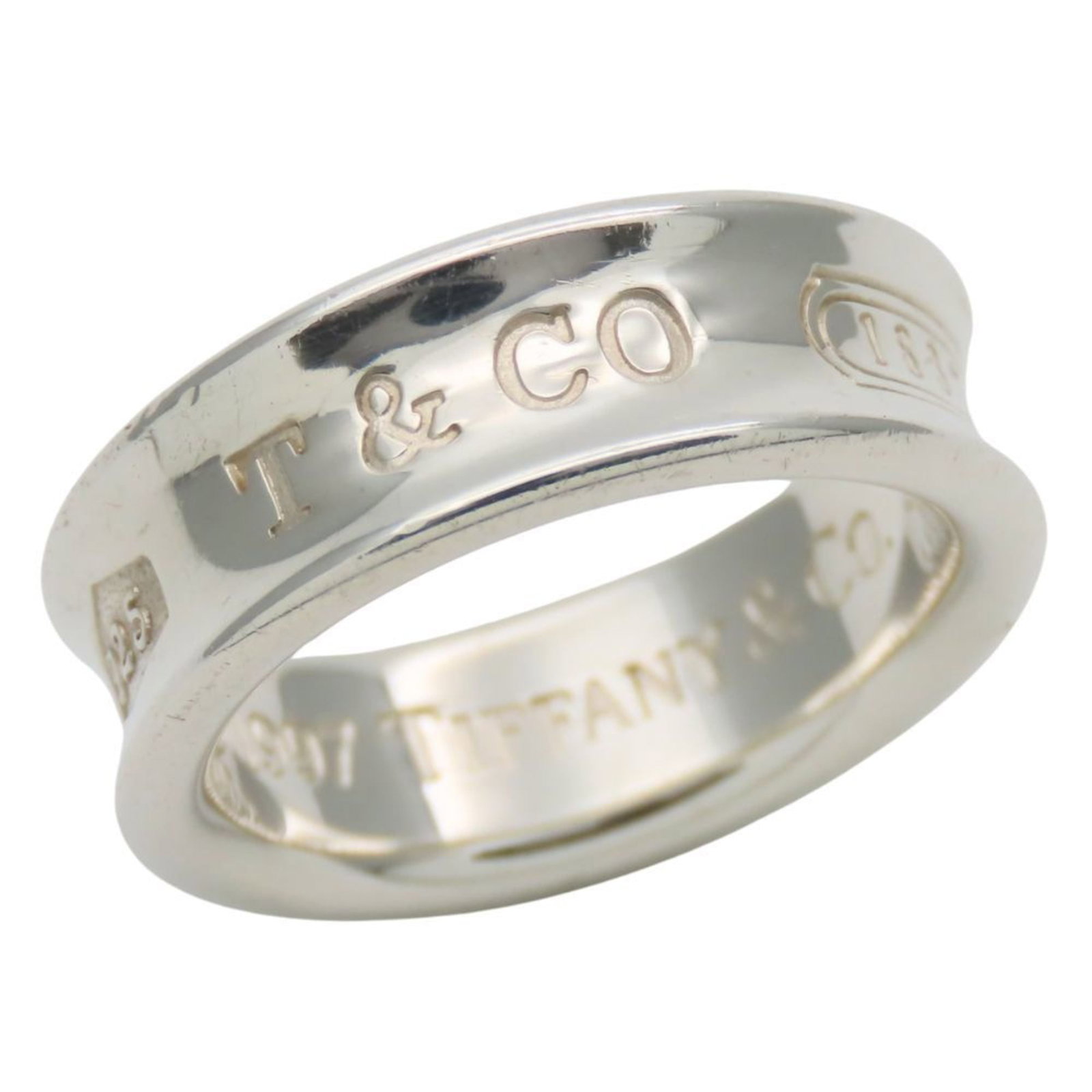 Tiffany Band Ring Silver 925: Tiffany Band Ring Silver 925 Silver 925 band ring from Tiffany features a sleek design made from high-quality silver. The ring has some minor scratches and dirt, but remains in very good condition