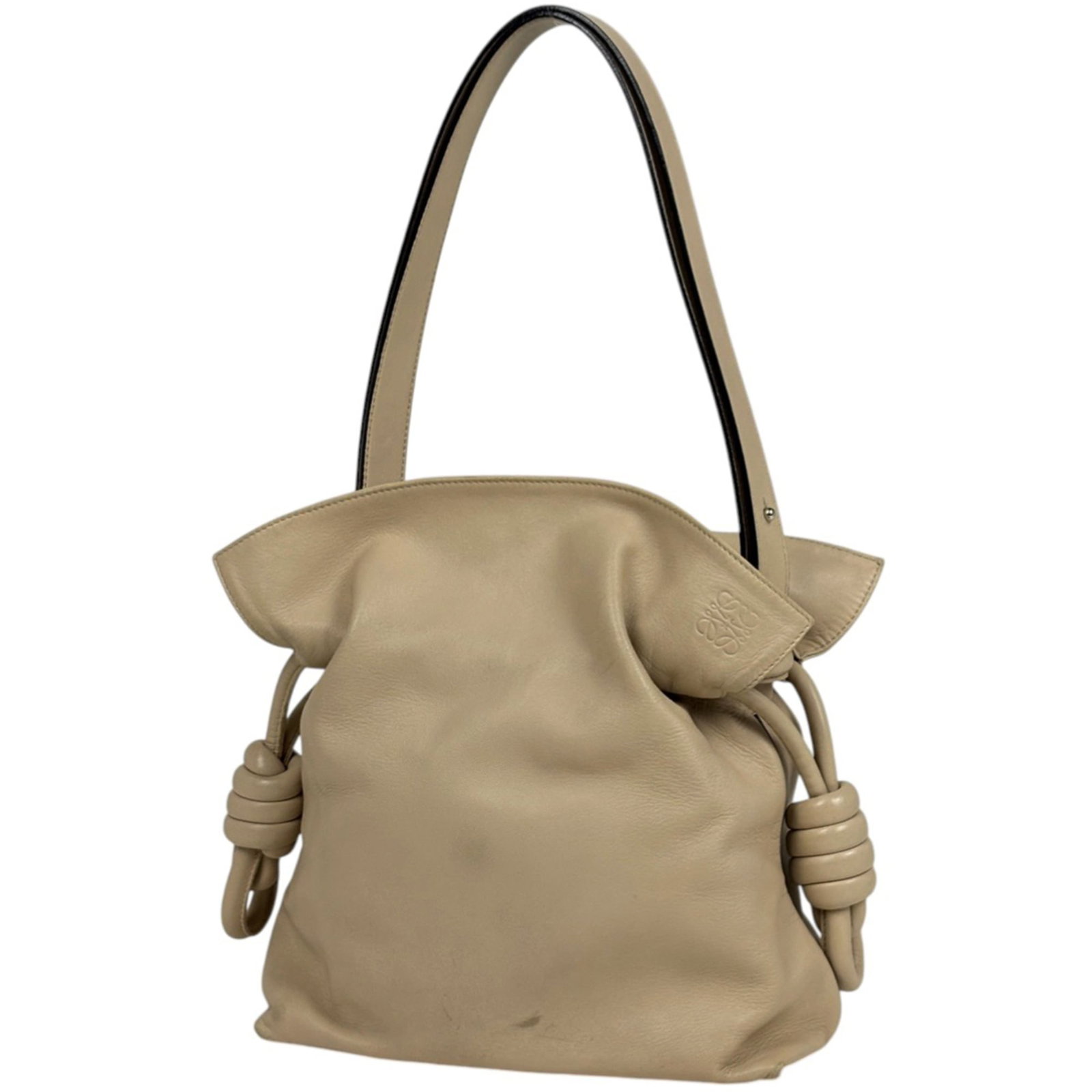 Loewe Shoulder Bag Leather: Loewe Shoulder Bag Leather This beige Loewe shoulder bag features high-quality leather construction and a classic design. With its 27cm x 25cm x 11cm dimensions, it offers ample space for everyday ess