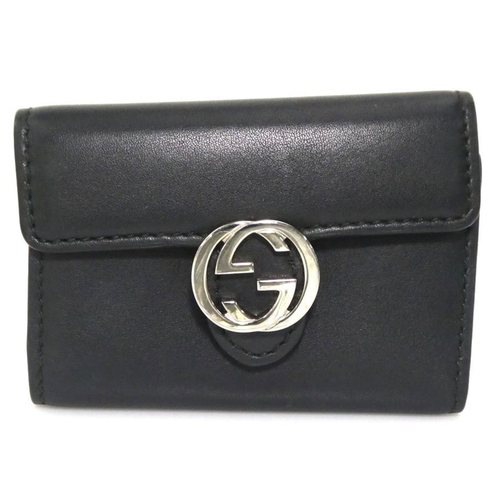 Gucci Keycase: Gucci Keycase This Gucci Keycase boasts six key hooks in sleek black, bearing subtle signs of use. Traces of scratches and dirt can be seen, yet overall it remains in good condition. A stylish accesso
