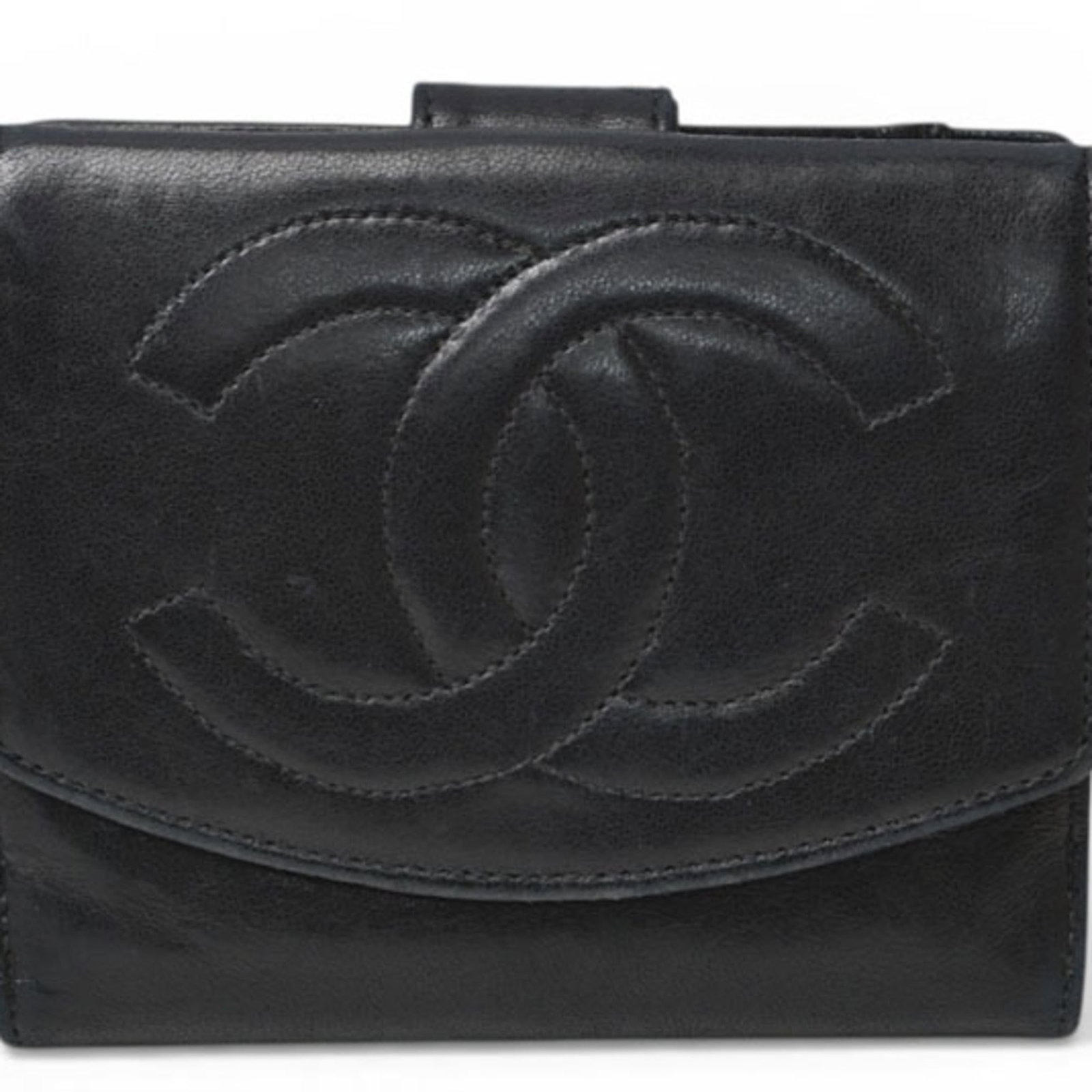Chanel Wallet (Bi-Fold) Leather: Chanel Wallet (Bi-Fold) Leather Black bi-fold leather wallet from Chanel with classic design and timeless elegance. The used condition shows traces of usage, scratches, and dirt, giving it a worn-in l