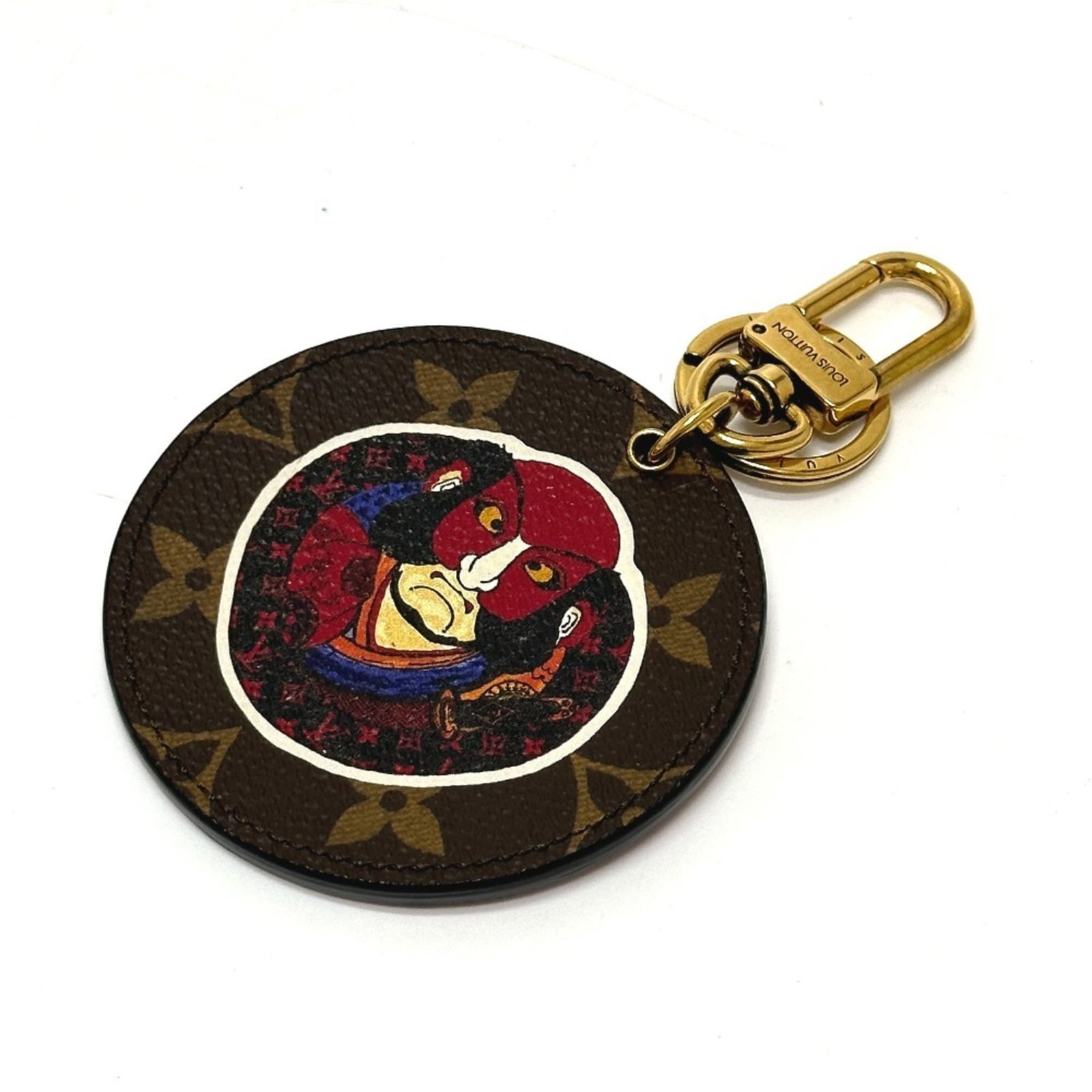 Louis Vuitton Keyring Monogram: Louis Vuitton Keyring Monogram The Louis Vuitton Keyring Monogram boasts iconic brown monogram pattern and is made from durable material. It has been used and shows signs of wear, with scratches and d