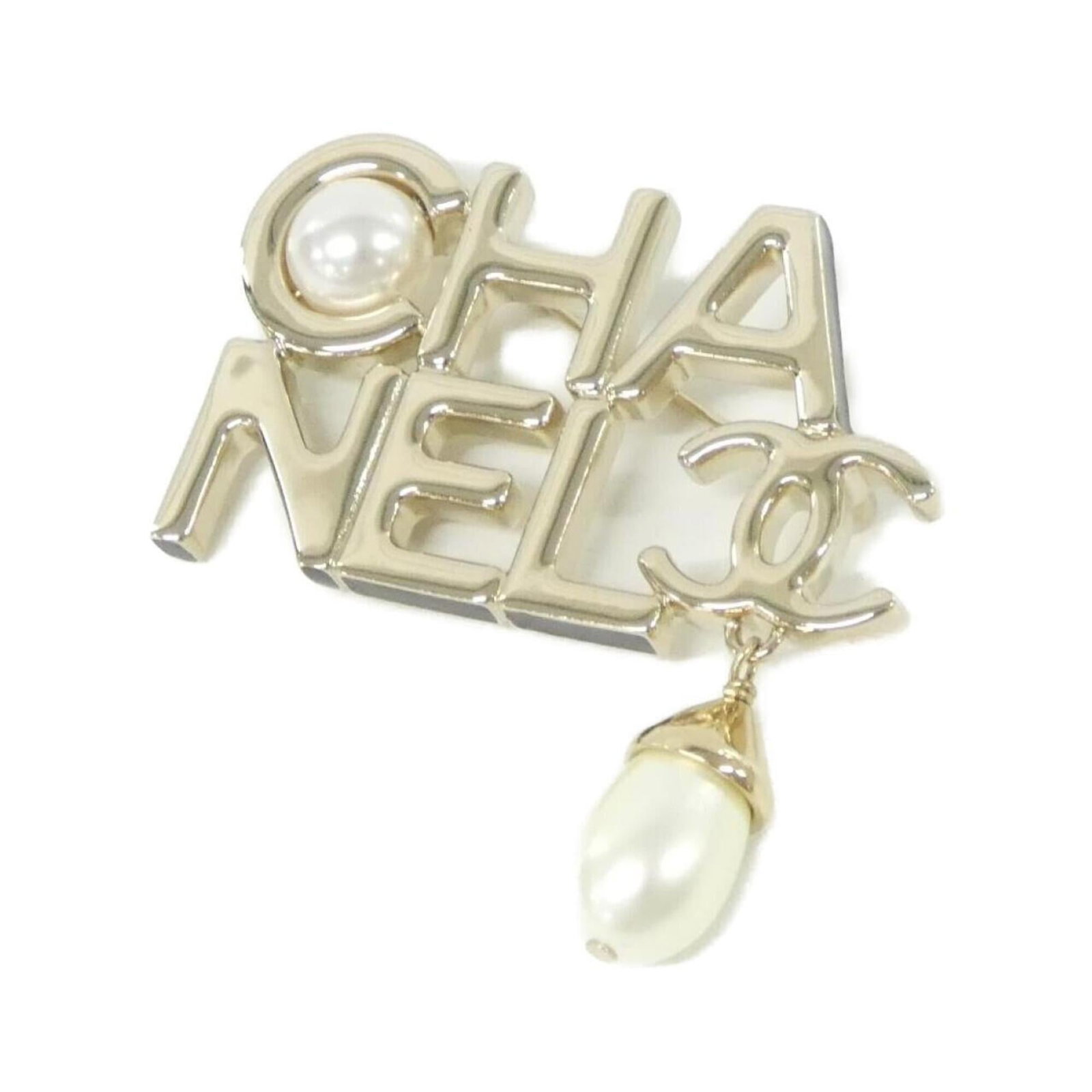 Chanel Brooch: Chanel Brooch Gold and artificial pearl Chanel brooch in like new condition, measuring 5.5cm x 5.3cm, with hardly any traces of usage. This used item has been refurbished to maintain its original char