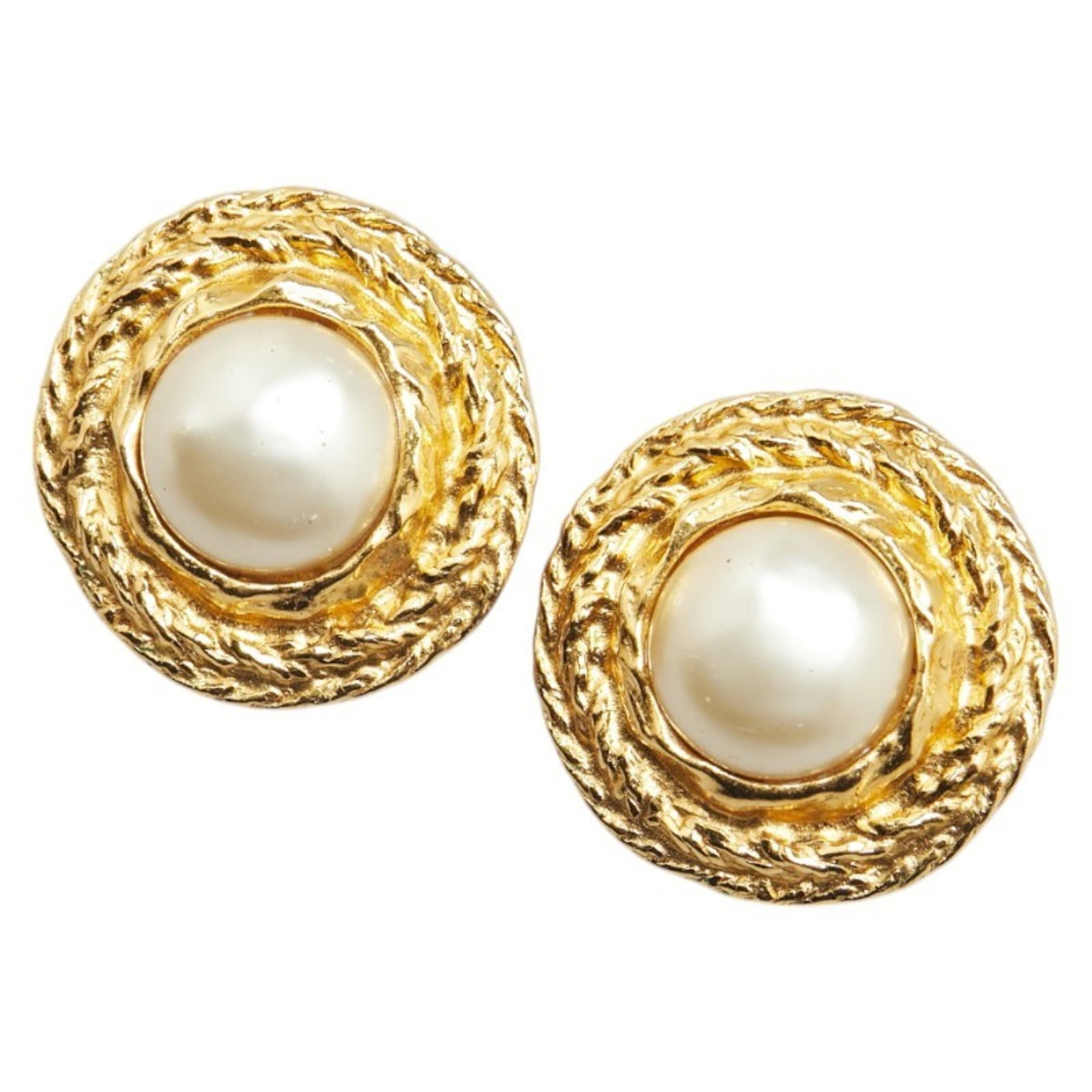 Chanel Clip Earrings: Chanel Clip Earrings Gold clip earrings from Chanel, measuring 27.50mm x 27.50mm and bearing traces of usage with minor scratches and dirt. The item is in good condition despite showing signs of wear.