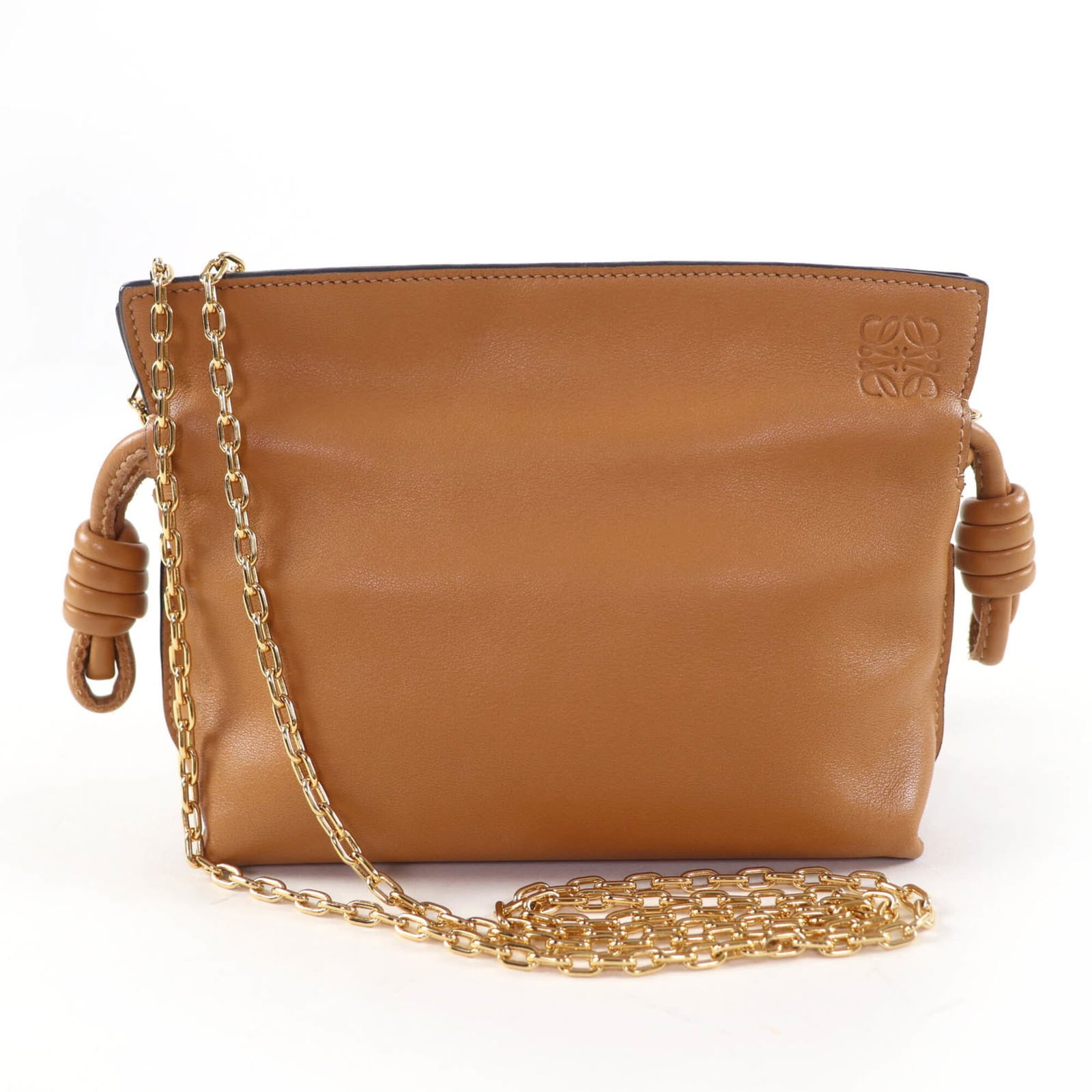 Loewe Shoulder Bag Leather: Loewe Shoulder Bag Leather This pre-owned Loewe shoulder bag features high-quality brown leather with visible scratches and minor dirt marks. The classic design measures 13cm x 18cm x 5cm, making it a