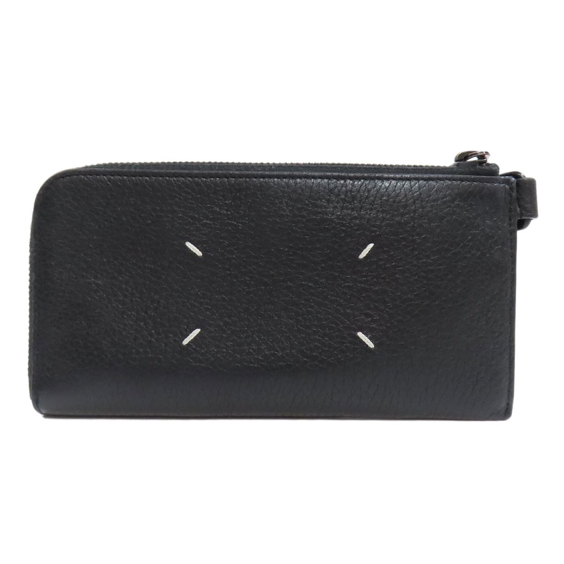 Leather long wallet logo Maisonmargiela: Leather long wallet logo Maisonmargiela Black leather long wallet with logo from MaisonMargiela features a simple design. The exterior is made of high-quality black leather, while the interior provide