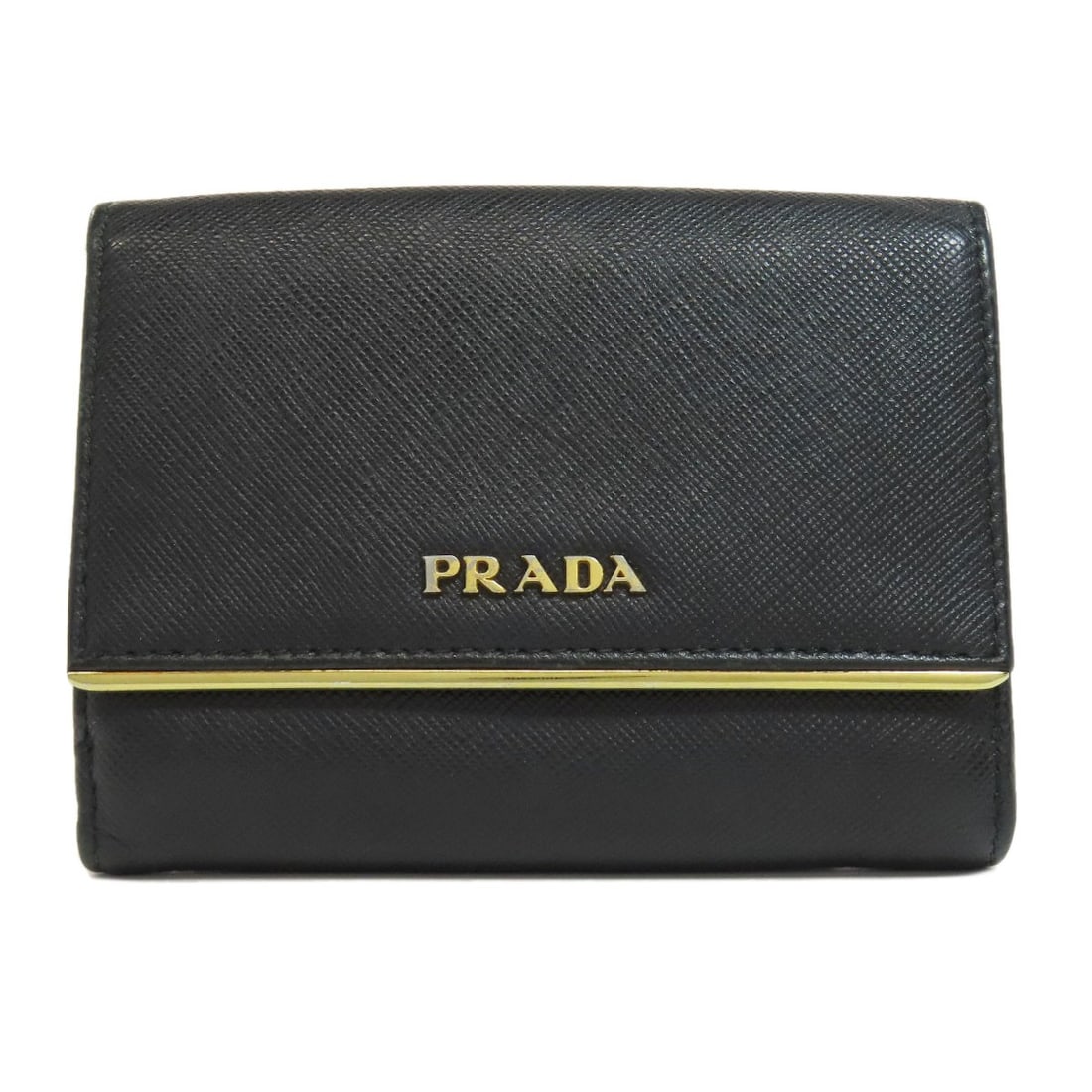 Bifold wallet with coin pocket features a prada logo safiano design: Bifold wallet with coin pocket features a prada logo safiano design The PRADA Bifold Wallet with Coin Pocket boasts a sleek Safiano design and features a distinctive black exterior. A notable detail