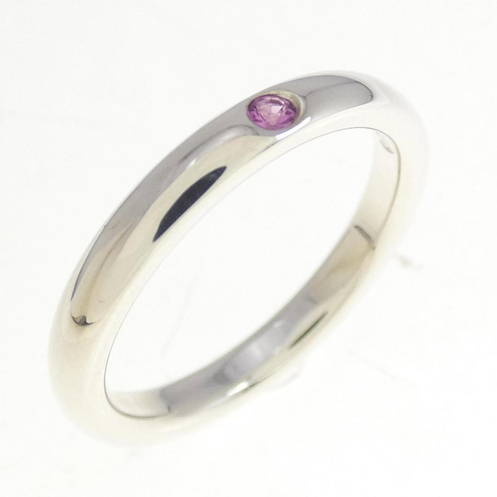 Tiffany Band Ring Silver 925: Tiffany Band Ring Silver 925 Silver 925 band ring from Tiffany, with a sleek and modern design. This used item has hardly any traces of usage and is in like new condition, making it a great value for 