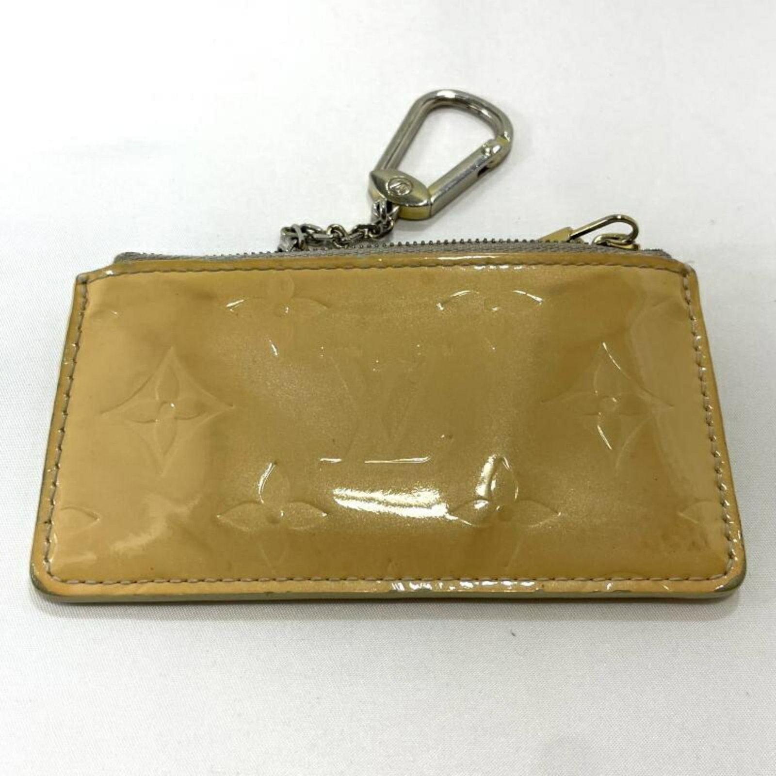 Louis Vuitton Pochette Monogram Vernis: Louis Vuitton Pochette Monogram Vernis The Louis Vuitton Pochette Monogram Vernis features a vibrant yellow Monogram Vernis exterior with a classic design. This used item has traces of usage and minor