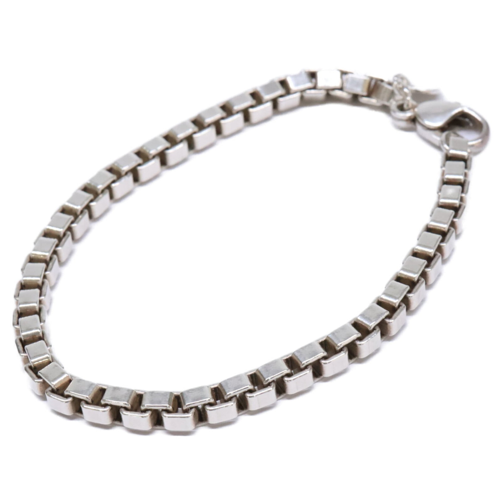 Tiffany Charm Bracelet Silver 925: Tiffany Charm Bracelet Silver 925 This Tiffany Charm Bracelet in silver 925 features a classic design with subtle signs of use. The bracelet measures 17.5cm in length and has some minor scratches and 