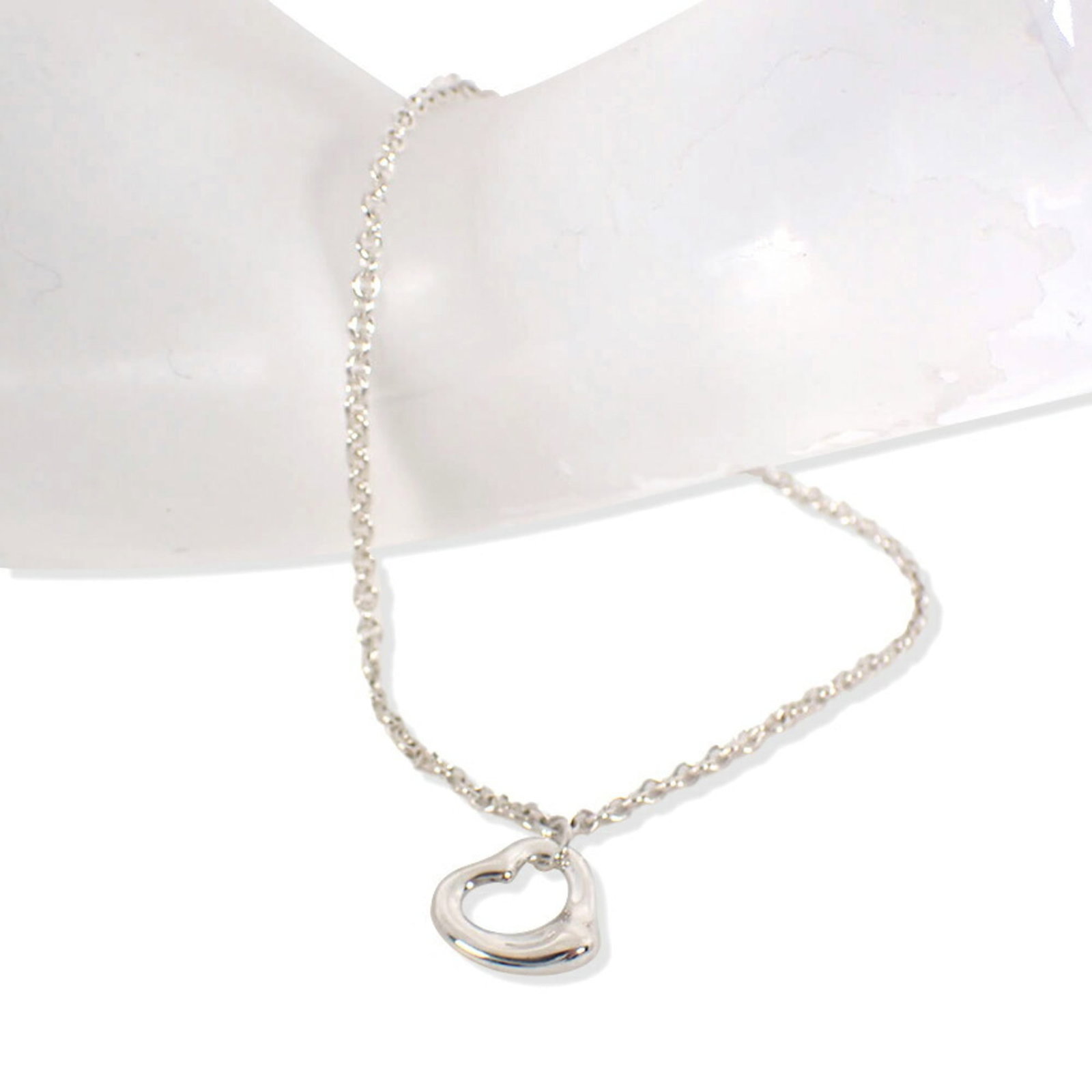 Tiffany Charm Bracelet Sterling Silver 925: Tiffany Charm Bracelet Sterling Silver 925 Sterling silver 925 charm bracelet from Tiffany, featuring a few traces of usage and minor scratches/dirt. The bracelet is in very good condition, with some 