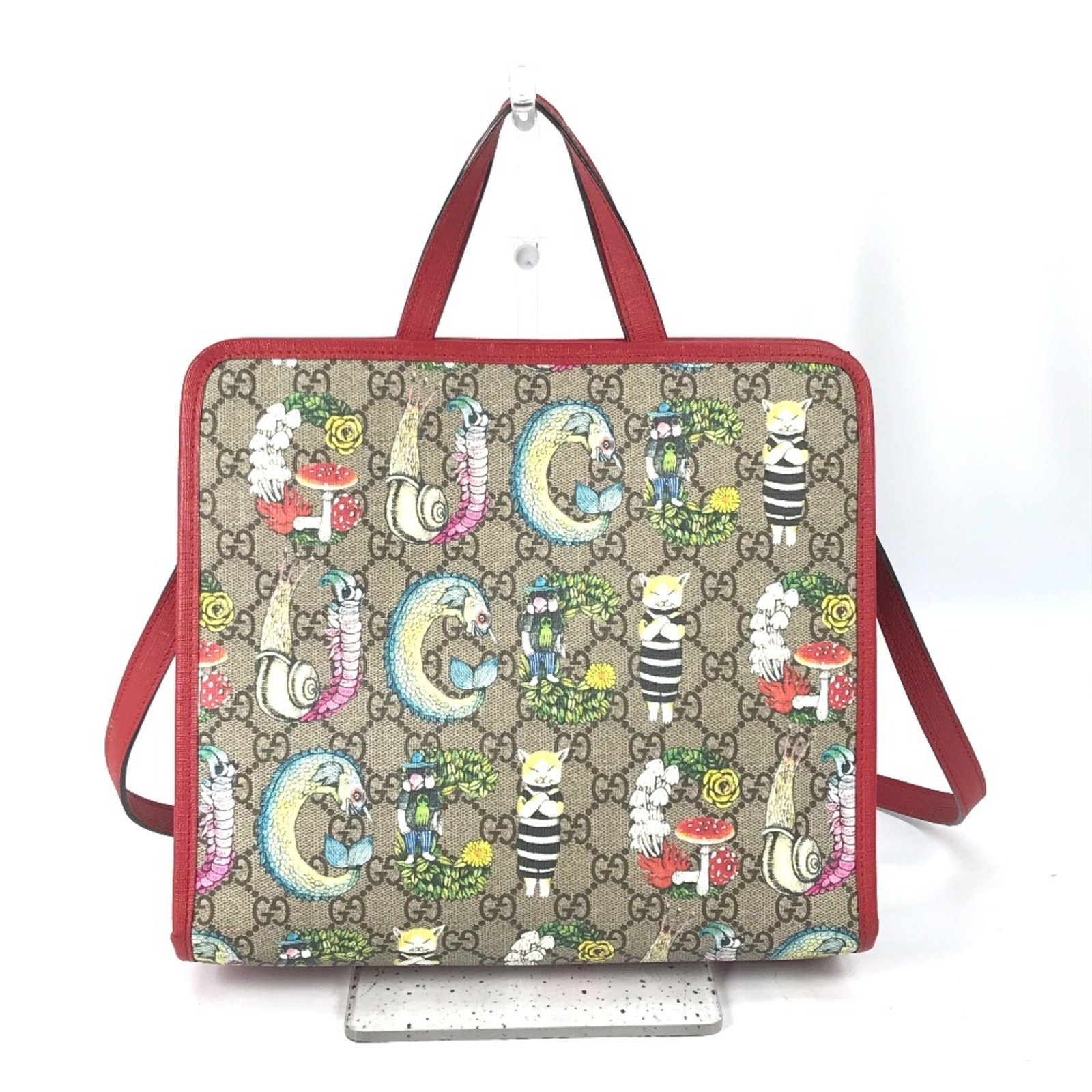 Gucci Handbag Shoulder Bag Gg Supreme: Gucci Handbag Shoulder Bag Gg Supreme Gucci's iconic Gg Supreme handbag shoulder bag boasts a timeless design with a striking beige and red color combination. This pre-owned piece showcases the