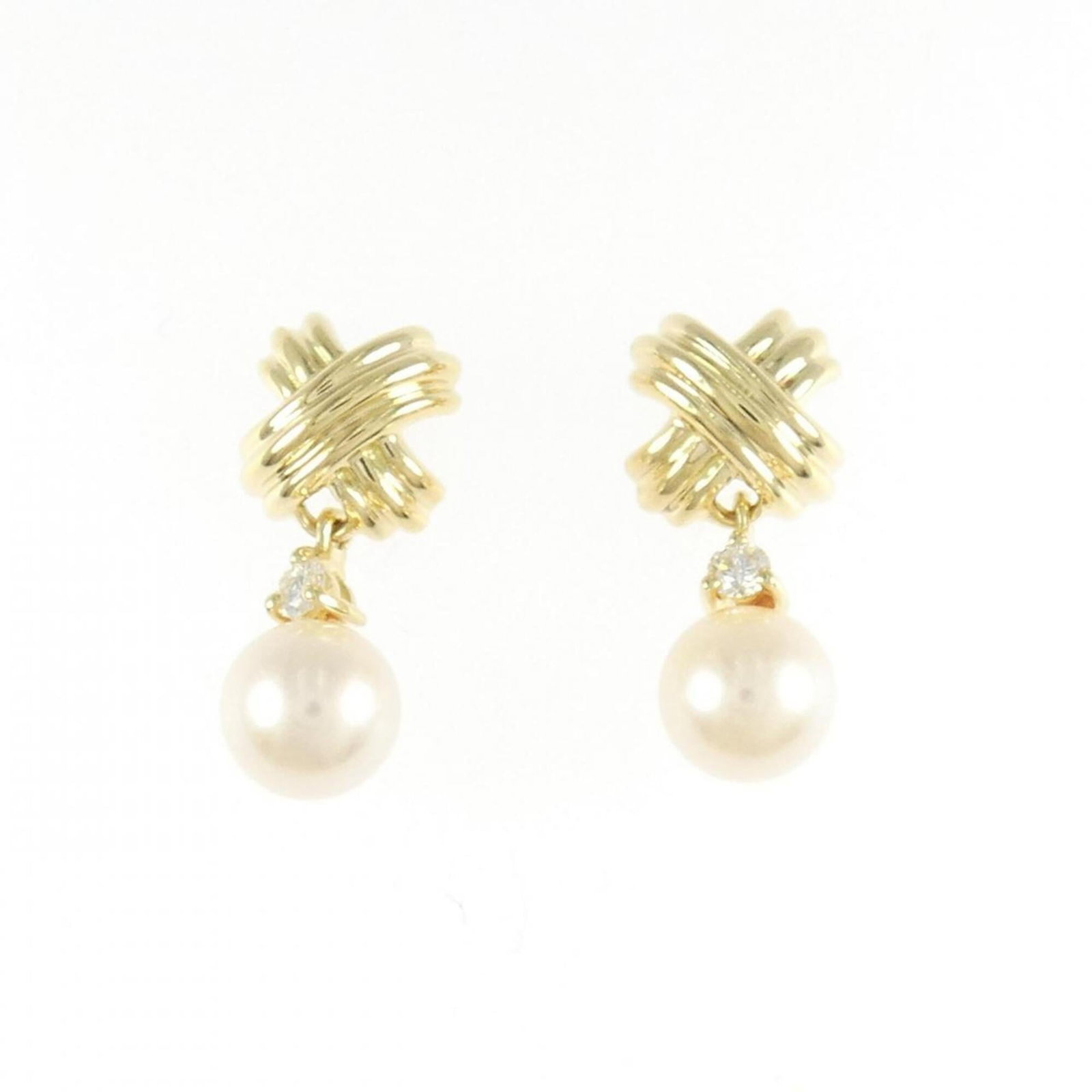 Tiffany Drop Earrings Yellow Gold (18K): Tiffany Drop Earrings Yellow Gold (18K) Tiffany's iconic Drop Earrings in 18K yellow gold offer a timeless elegance. With their classic design and subtle sparkle, these earrings are a versatile