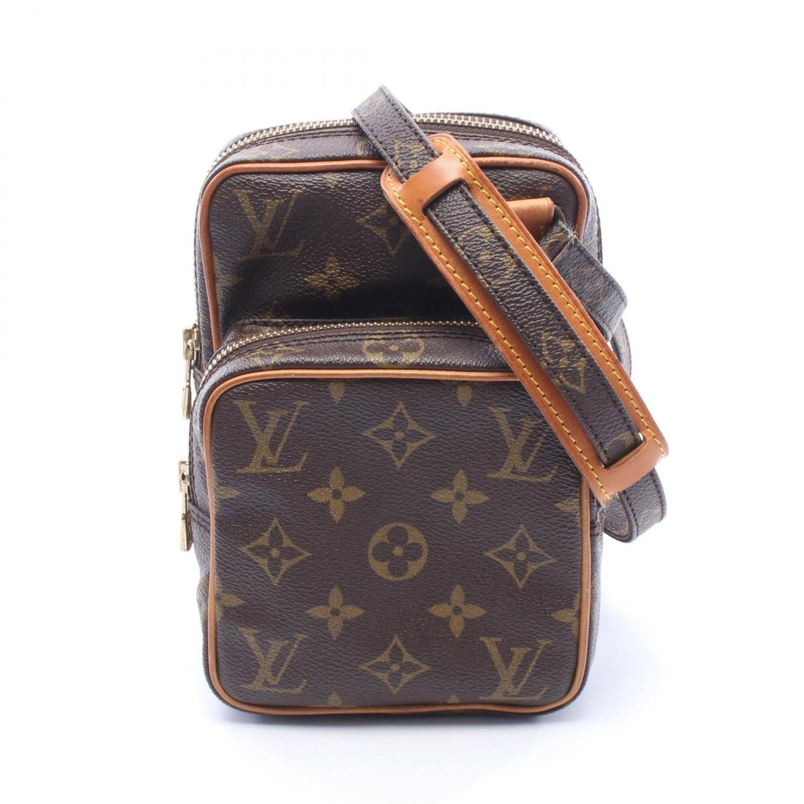 Louis Vuitton Handbag Shoulder Bag Monogram: Louis Vuitton Handbag Shoulder Bag Monogram This Louis Vuitton Handbag Shoulder Bag Monogram features the iconic brand's signature brown monogram pattern. Measuring 18cm x 12cm x 9cm, it boasts a stur