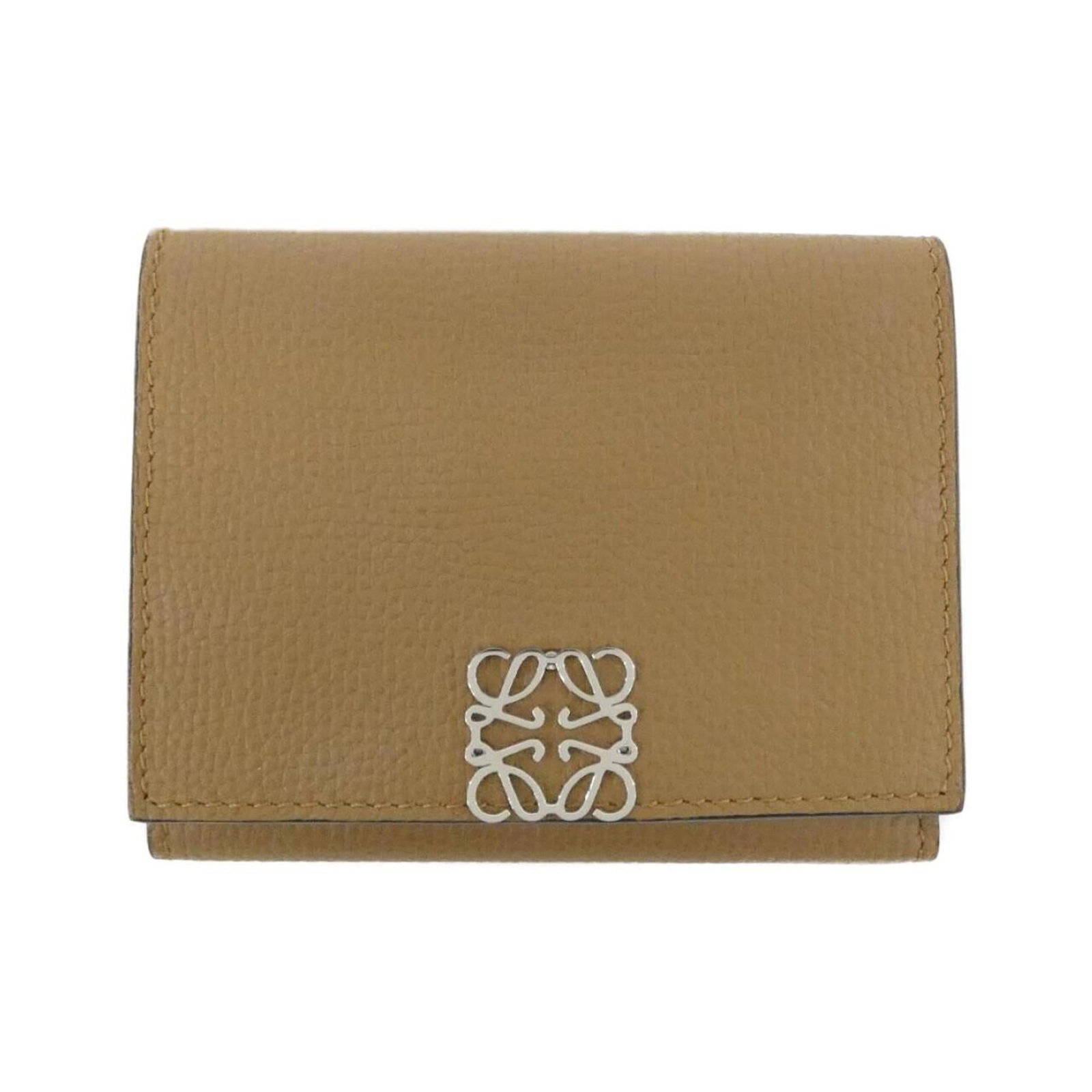 Loewe C821Tr2X02 Wallet: Loewe C821Tr2X02 Wallet The Loewe C821Tr2X02 Wallet features a classic design with a beige leather exterior. With its compact size and subtle details, this wallet is perfect for everyday use. In very 