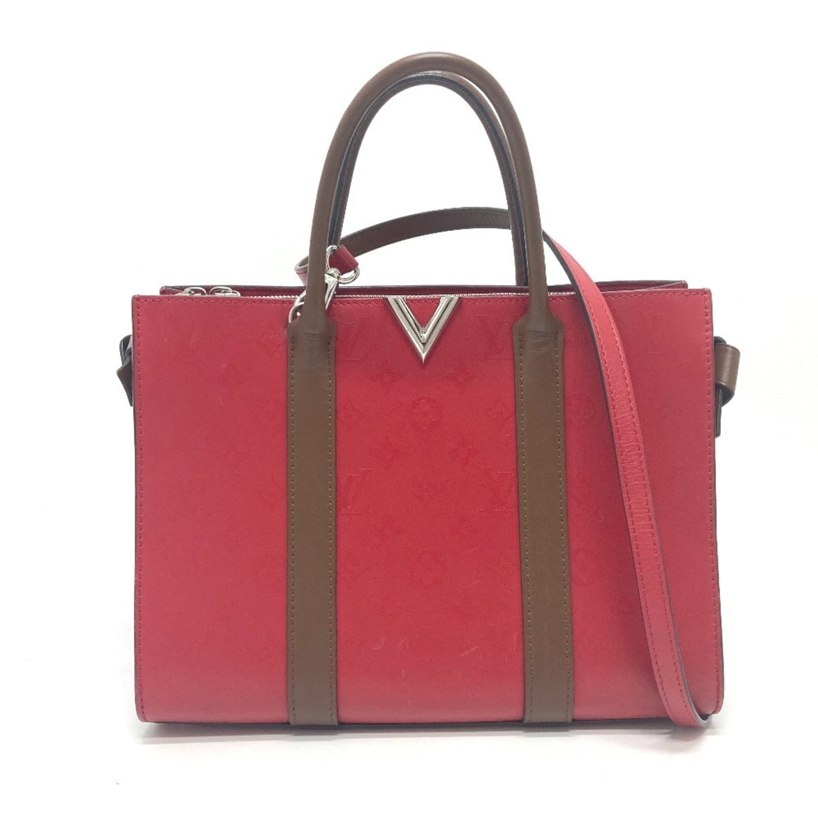 Louis Vuitton Tote Bag Leather: Louis Vuitton Tote Bag Leather Red Louis Vuitton Tote Bag Leather features a classic design with two open pockets and an open inner pocket. The bag measures 23cm x 30cm x 13.5cm and comes with a 32cm