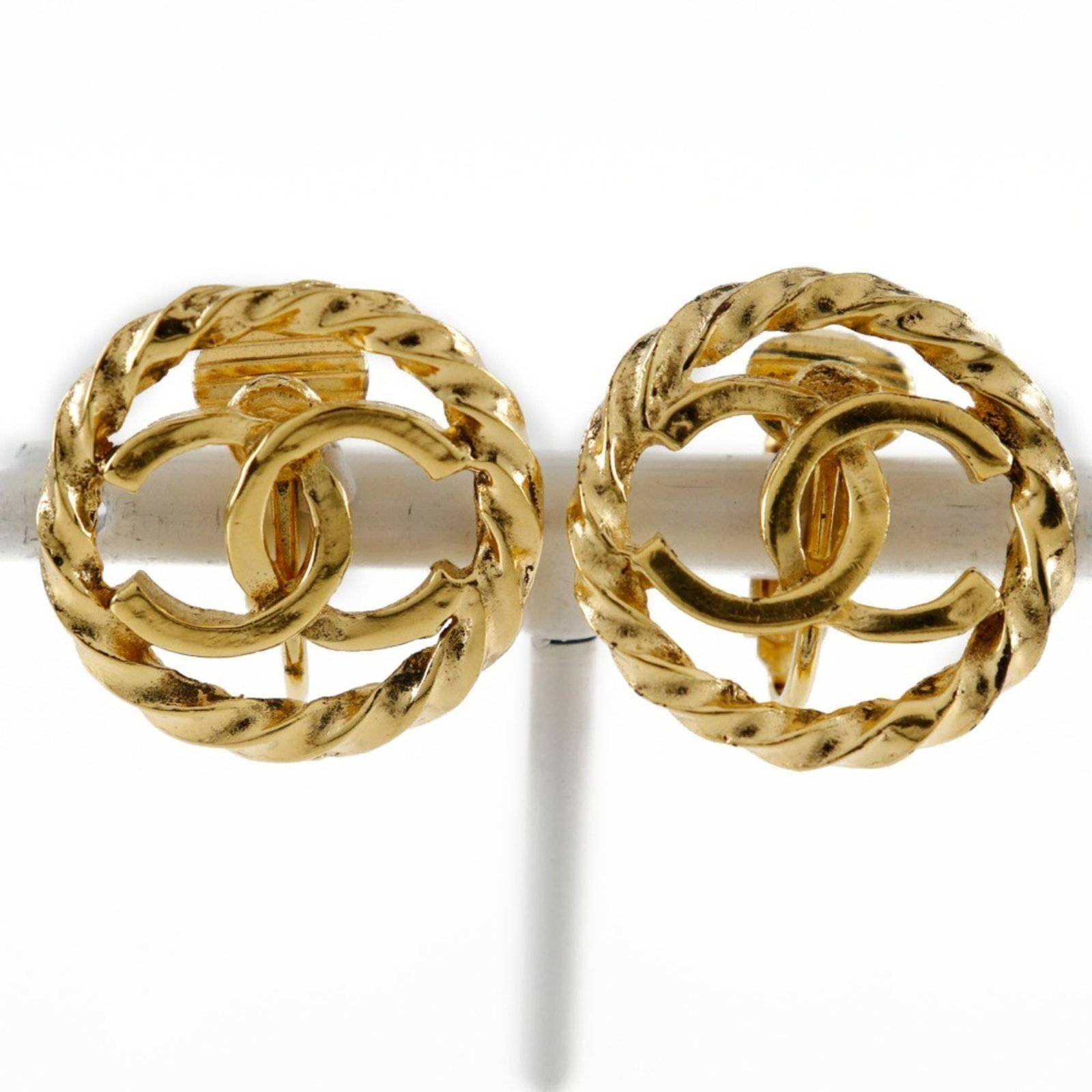 Chanel Clip Earrings: Chanel Clip Earrings Chanel Clip Earrings in excellent condition, featuring a timeless design with a few subtle signs of wear. The earrings showcase a slight patina and minor scratches, adding to thei