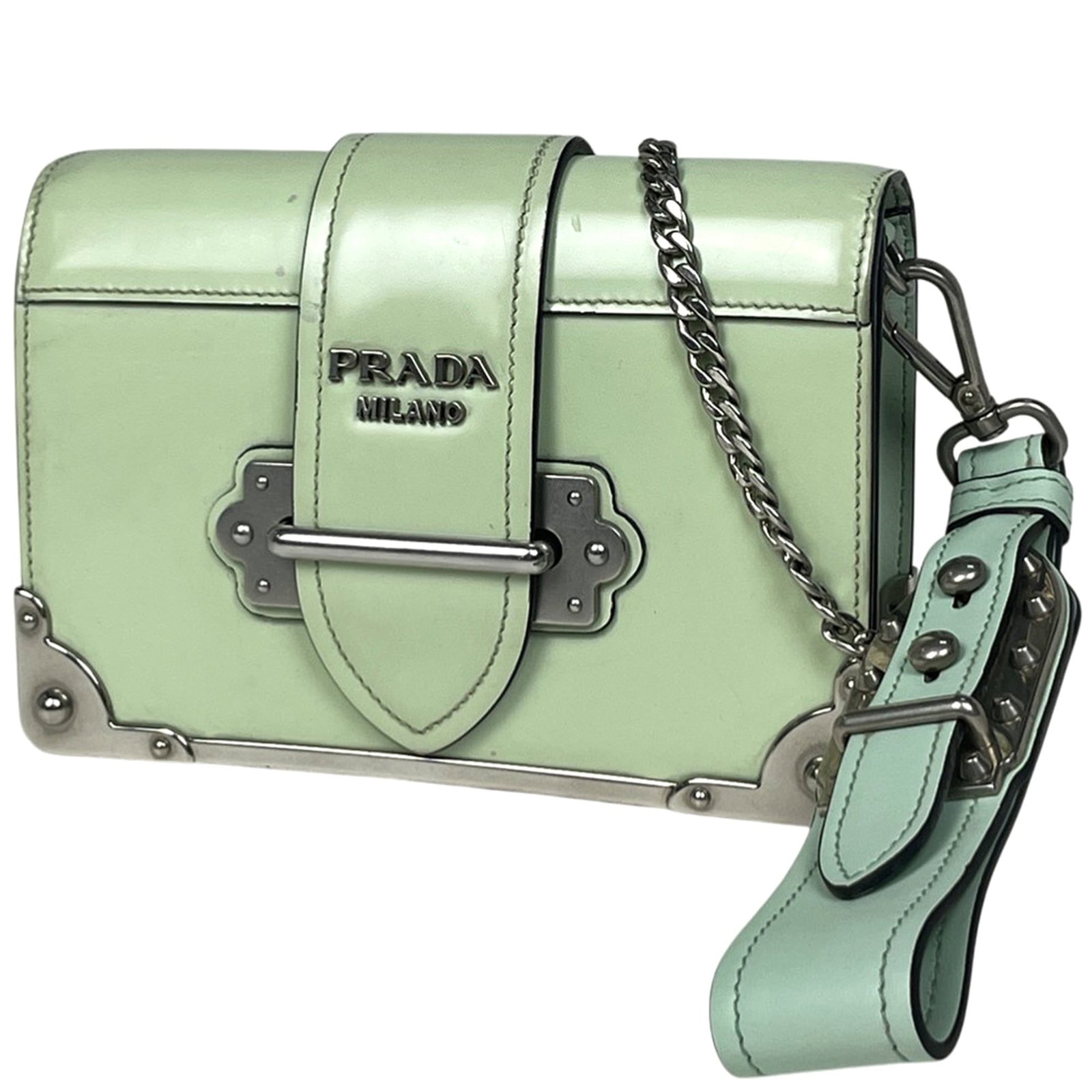 Prada Clutch Bag Shoulder Bag Leather: Prada Clutch Bag Shoulder Bag Leather This Prada leather shoulder bag boasts a striking green hue and measures 12cm x 17.5cm x 5cm. With its classic design and durable material, this clutch bag is per