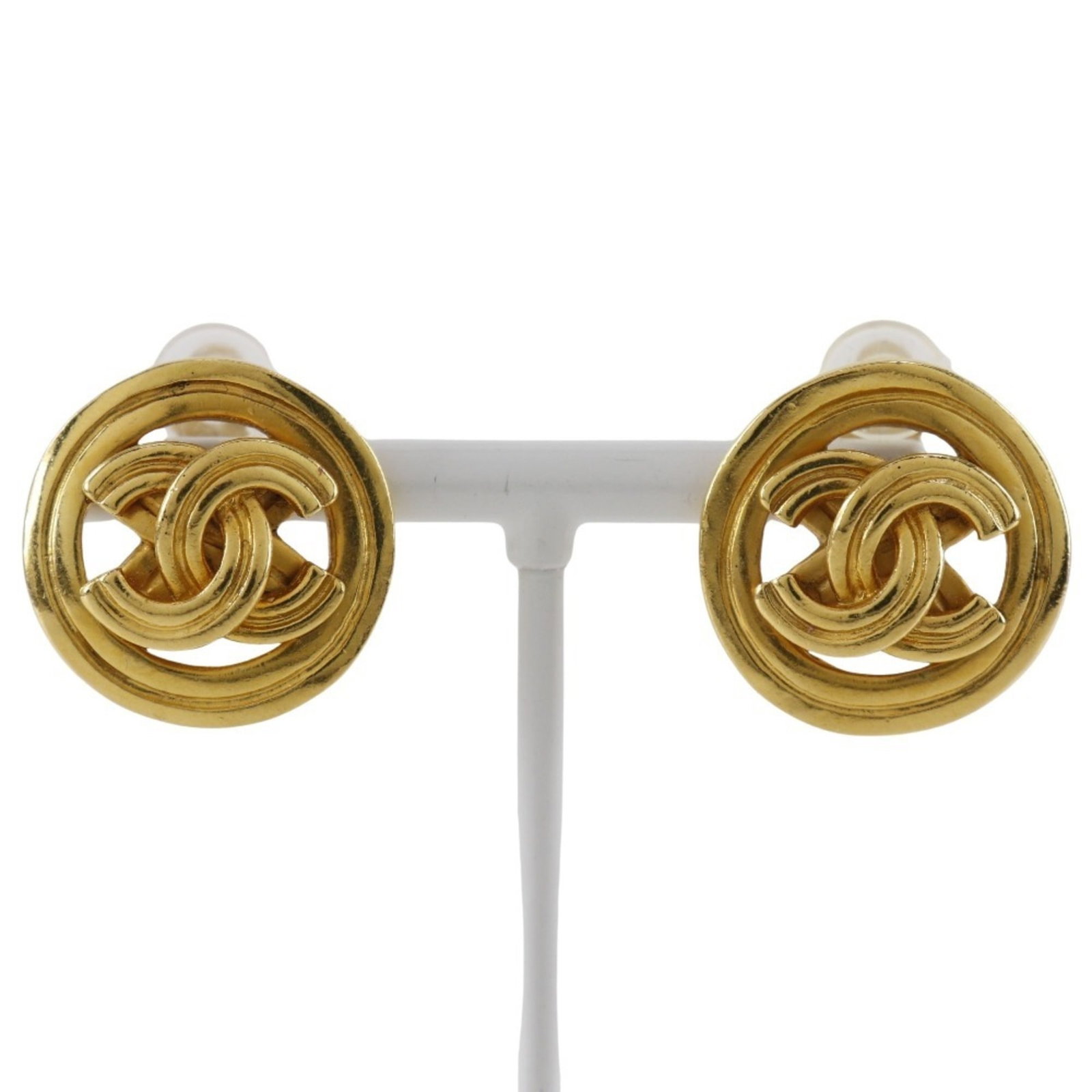 Chanel Clip Earrings: Chanel Clip Earrings Used Chanel Clip Earrings with Traces of Usage. The earrings feature a classic design and are made of high-quality materials, showcasing subtle signs of wear. They measure 23.00mm