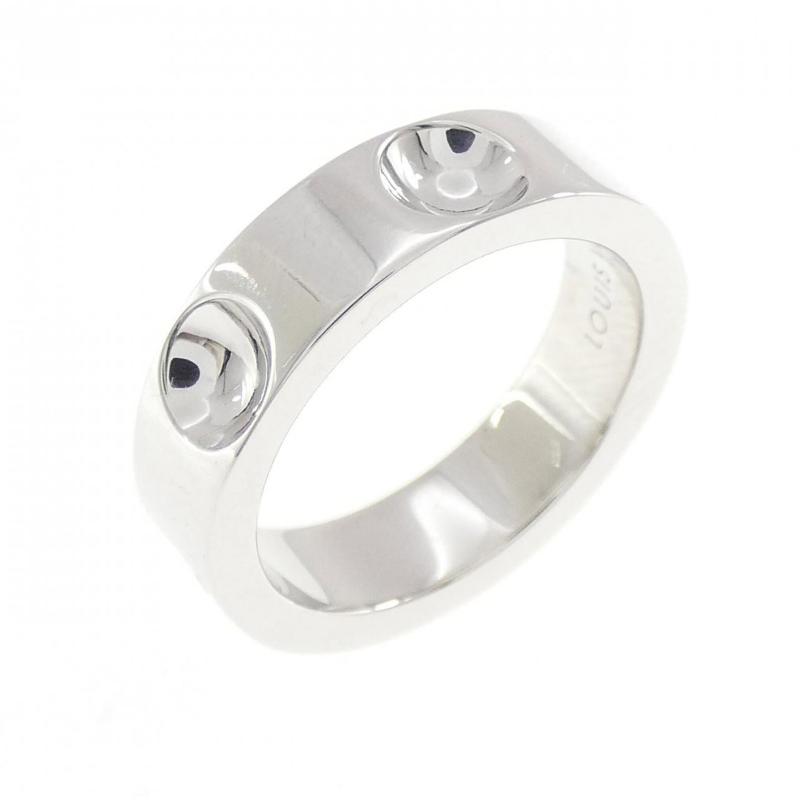 Louis Vuitton Band Ring White Gold (18K): Louis Vuitton Band Ring White Gold (18K) This Louis Vuitton band ring in white gold (18K) features a sleek design with a few traces of usage, some scratches and dirt visible. The condition is very goo