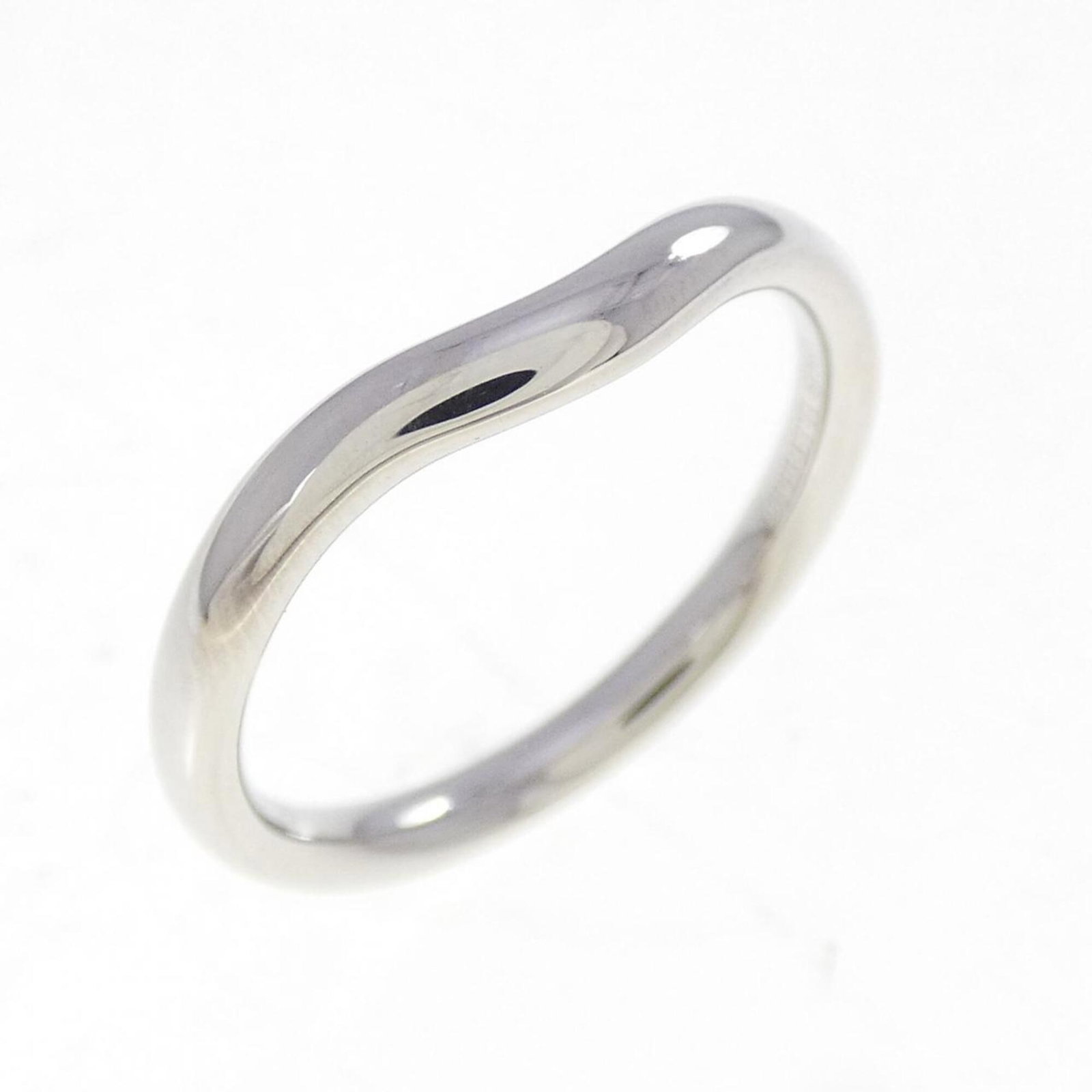 Tiffany Band Ring Platinum 950: Tiffany Band Ring Platinum 950 Platinum 950 band ring from Tiffany features a high-quality platinum material and a classic design. This used, like-new condition ring boasts hardly any traces of usage,