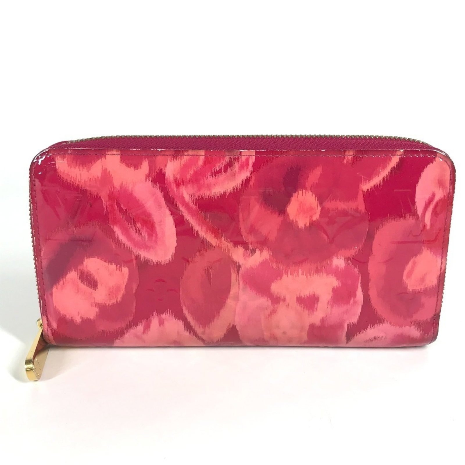 Louis Vuitton Long Wallet (Tri-Fold) Patent Leather: Louis Vuitton Long Wallet (Tri-Fold) Patent Leather Tri-fold patent leather wallet from Louis Vuitton in Indian Rose pink. This used Long Wallet features traces of usage and minor damages, still in