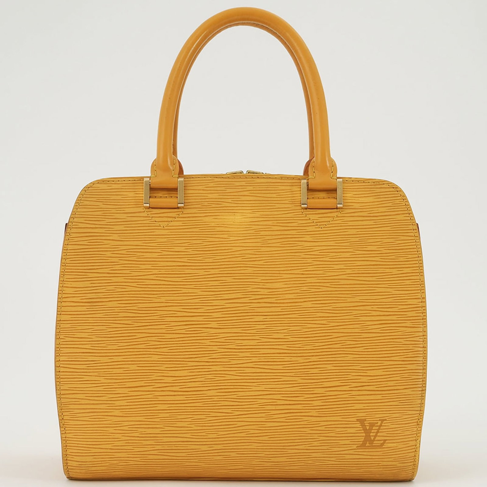 Louis Vuitton Handbag Epi Leather: Louis Vuitton Handbag Epi Leather This Louis Vuitton Handbag features Epi Leather construction, a classic and iconic material. The bag measures 22cm x 24.5cm x 11.5cm and has a zipper closure, with a 