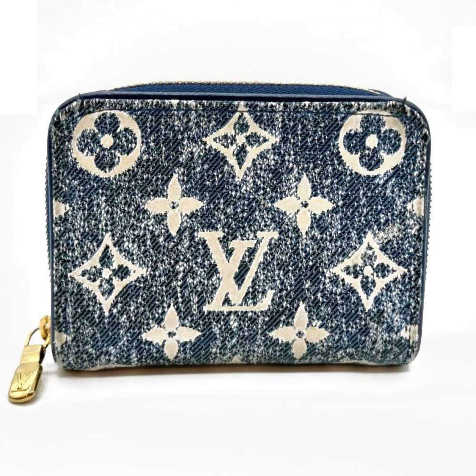 Louis Vuitton Coin Purse/Coin Case Jacquard Denim: Louis Vuitton Coin Purse/Coin Case Jacquard Denim Used Louis Vuitton Coin Purse/Coin Case Jacquard Denim in blue. Features a denim construction with a jacquard design and a zipper closure. Measuring 8