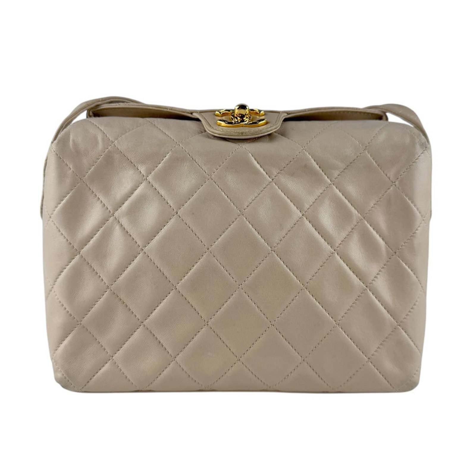 Chanel Shoulder Bag Leather: Chanel Shoulder Bag Leather This light beige leather Chanel shoulder bag features gold hardware and has a classic design. It measures 18cm x 21cm x 7cm and shows signs of usage with scratches and dirt