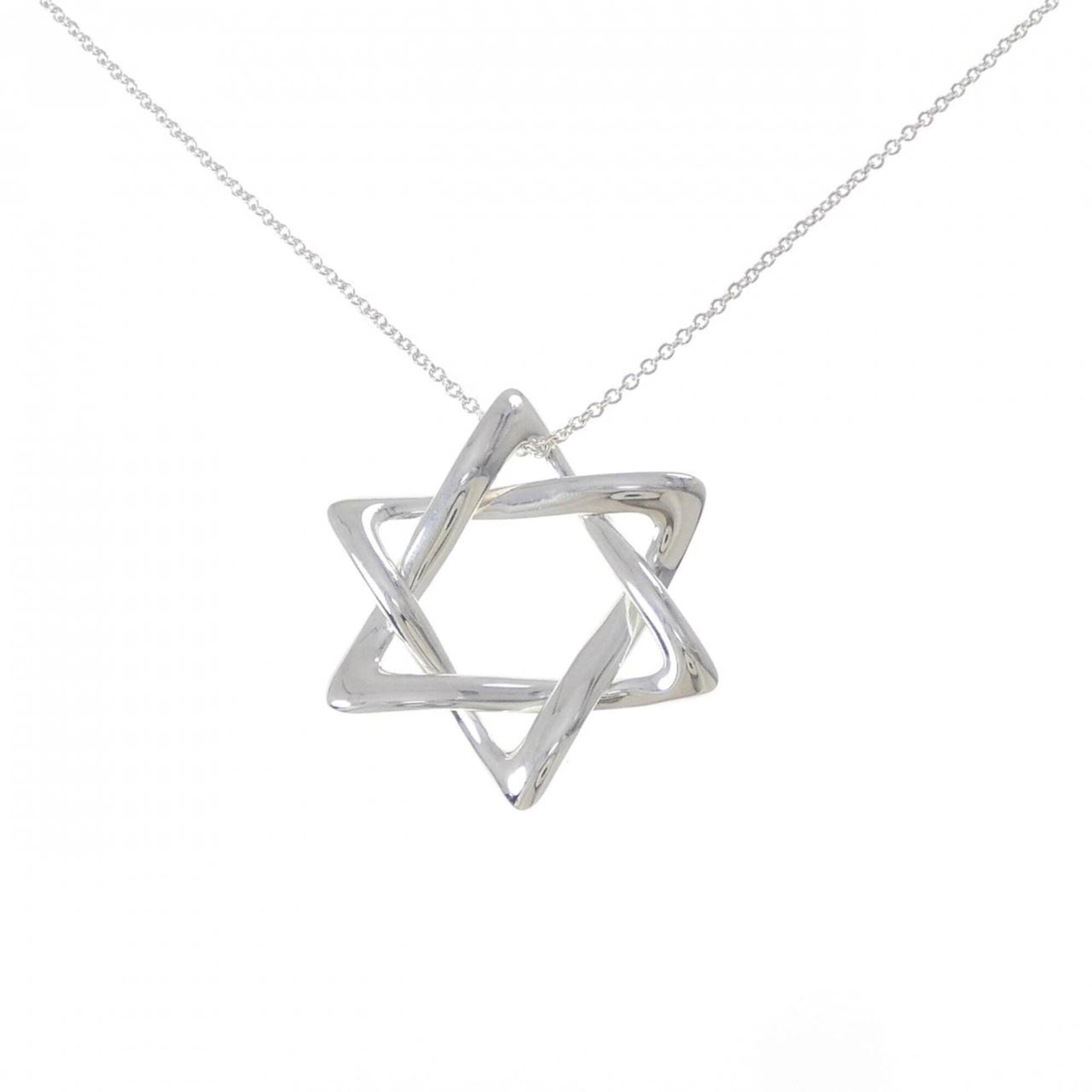 Tiffany & Co. David Necklace: Tiffany & Co. David Necklace Tiffany & Co. David Necklace features a silver 925 pendant with a rich history, bearing a few traces of usage and minor scratches/dirt. The necklace type pendant measures 