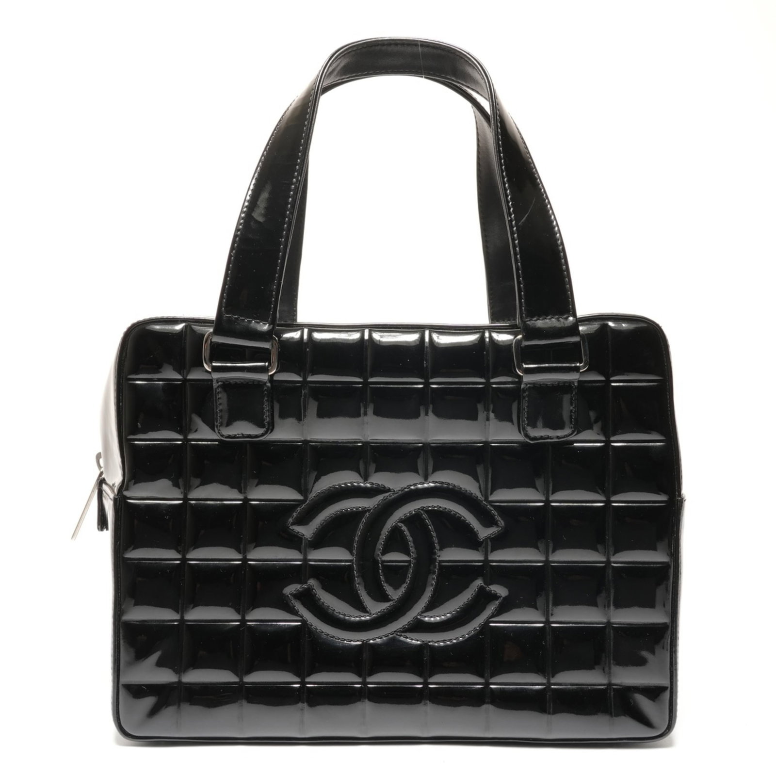 Chanel Handbag Patent Leather: Chanel Handbag Patent Leather Patent leather Chanel handbag with classic design. This black bag features a timeless style and a patent leather finish, measuring 18cm x 25cm x 15cm. With its sturdy han