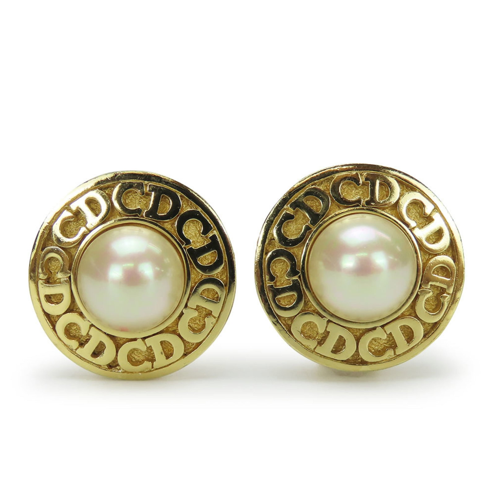 Christian Dior Clip Earrings Metal: Christian Dior Clip Earrings Metal Christian Dior Clip Earrings Metal are crafted from gold metal and feature a sleek design. With a size of 27.00mm x 27.00mm, these earrings showcase a classic style.