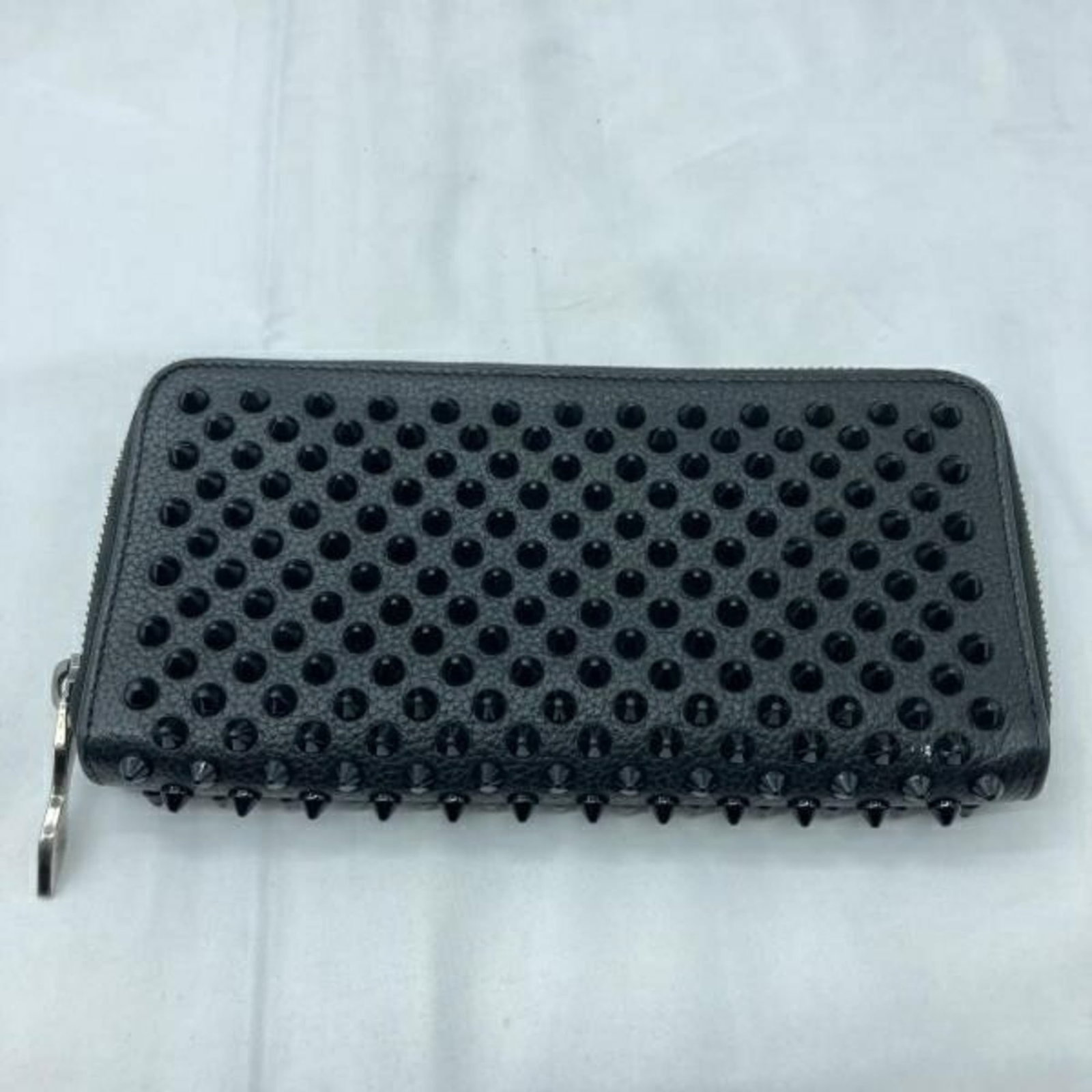 Christian Louboutin Long Wallet (Bi-Fold): Christian Louboutin Long Wallet (Bi-Fold) Black Christian Louboutin Long Wallet (Bi-Fold) with a classic design and bi-fold layout. This used wallet features a 10cm x 19cm size and shows traces of usa
