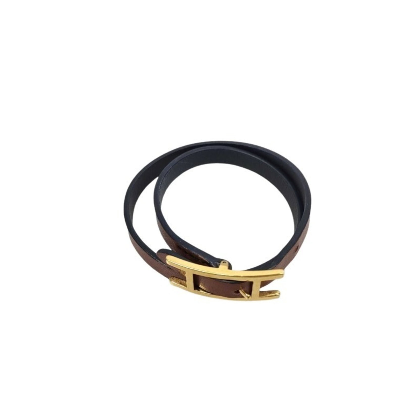 Hermes Charm Bracelet Leather: Hermes Charm Bracelet Leather Used Hermes Charm Bracelet Leather in brown leather with traces of usage and minor scratches. The bracelet measures 36.5cm in length, offering a classic fashion accessory