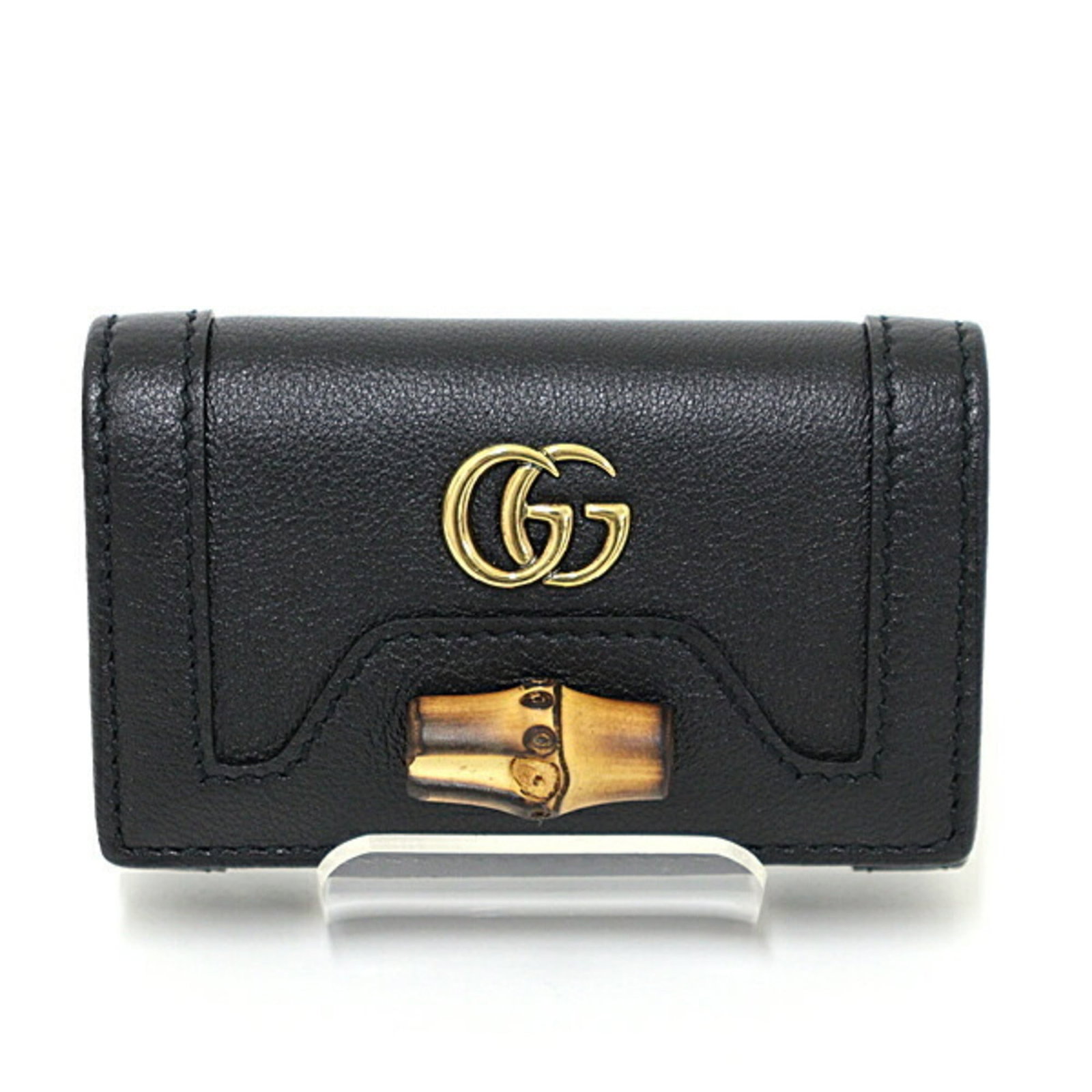 Gucci Keycase Bamboo Leather: Gucci Keycase Bamboo Leather Bamboo and leather come together in this sleek Gucci Keycase, featuring six key hooks and an open pocket for added convenience. The black exterior boasts a unique combinat