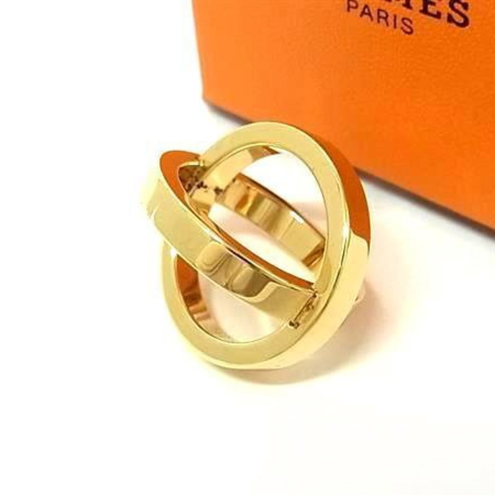 Hermes Scarf Ring Metal: Hermes Scarf Ring Metal Gold Hermes Scarf Ring Metal features a metal design inspired by the iconic Herm?s scarf. The piece boasts a few traces of usage and some minor scratches/dirt, still in very go