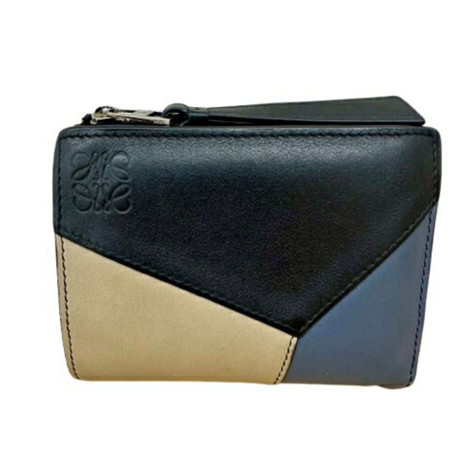 Loewe Wallet (Bi-Fold) Leather: Loewe Wallet (Bi-Fold) Leather This pre-owned Loewe bi-fold wallet boasts classic design with premium leather construction. The beige, black, and navy color options offer versatile style choices, whil