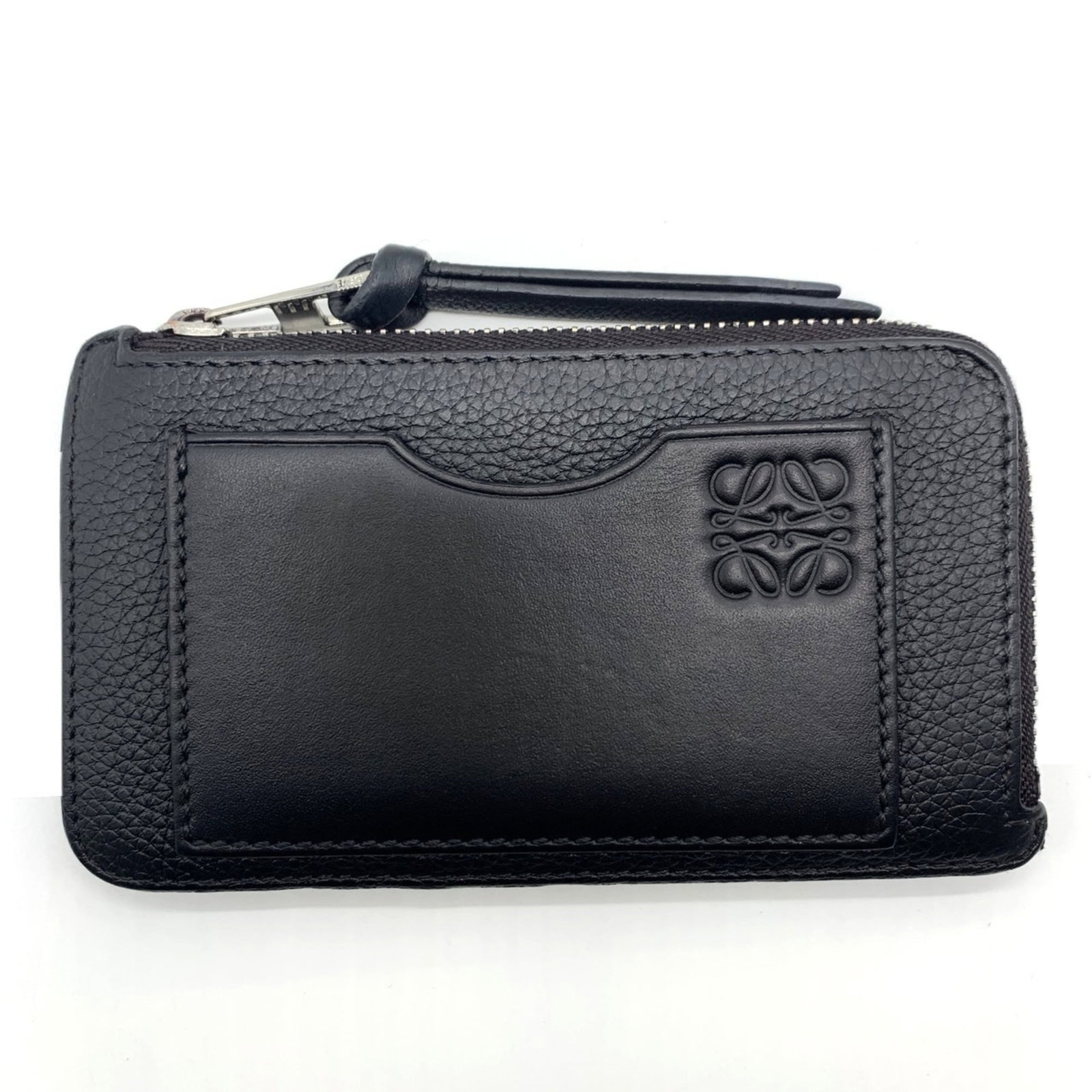 Loewe Coin Purse/Coin Case Leather: Loewe Coin Purse/Coin Case Leather This Loewe Coin Purse/Coin Case Leather features high-quality calfskin leather and a sturdy zipper closure. With its classic design and timeless style, it's perfect 
