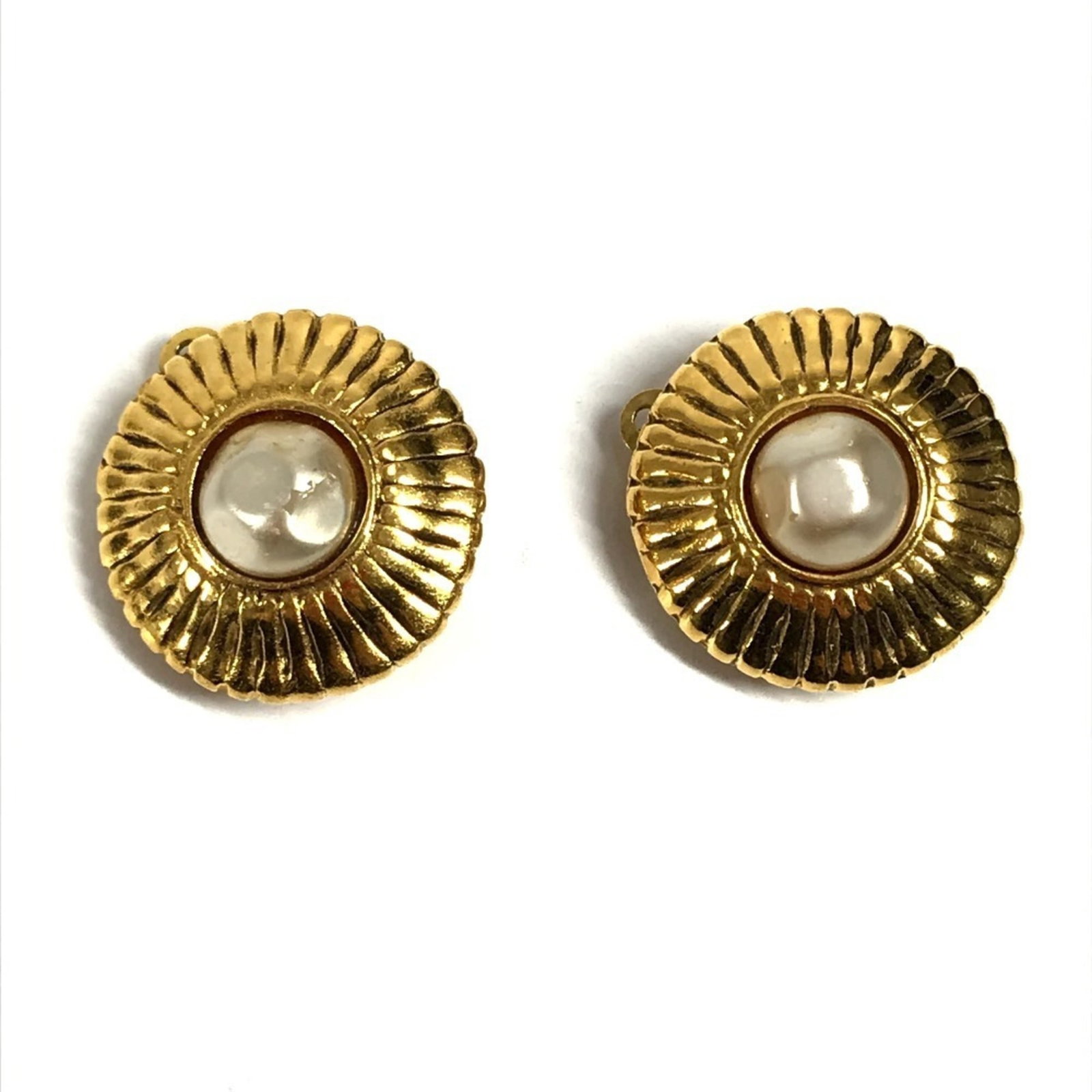 Chanel Clip Earrings Metal: Chanel Clip Earrings Metal Gold Clip Earrings from Chanel feature a metal design with a vintage flair. Measuring 24mm in diameter, these earrings showcase a classic style with subtle signs of wear. Wi