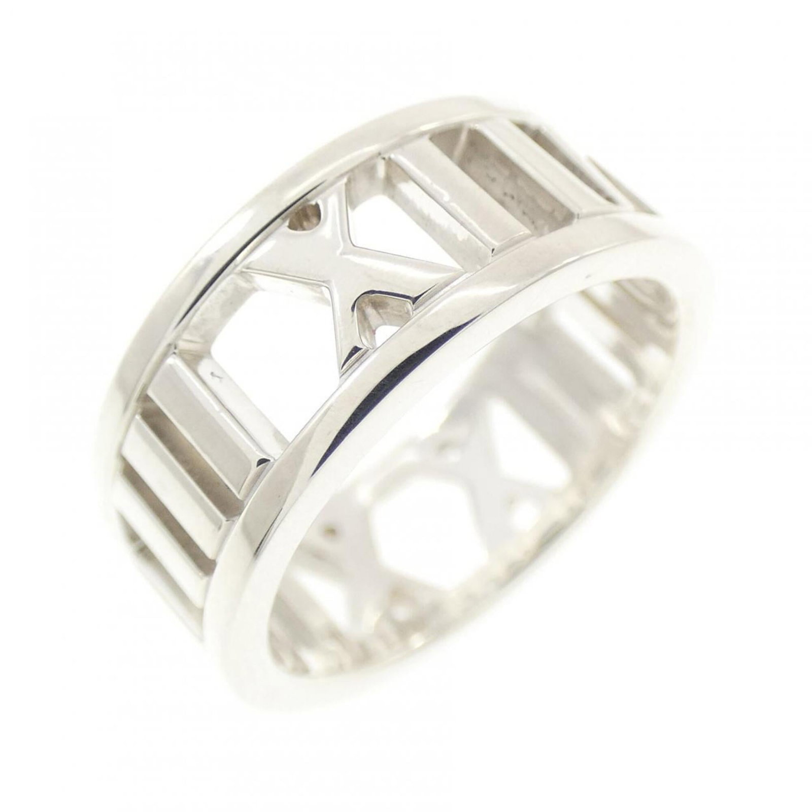 Tiffany Band Ring Silver 925: Tiffany Band Ring Silver 925 Silver 925 Tiffany Band Ring in excellent condition, featuring a classic design with subtle signs of wear. A few minor scratches and dirt marks can be seen, but overall th