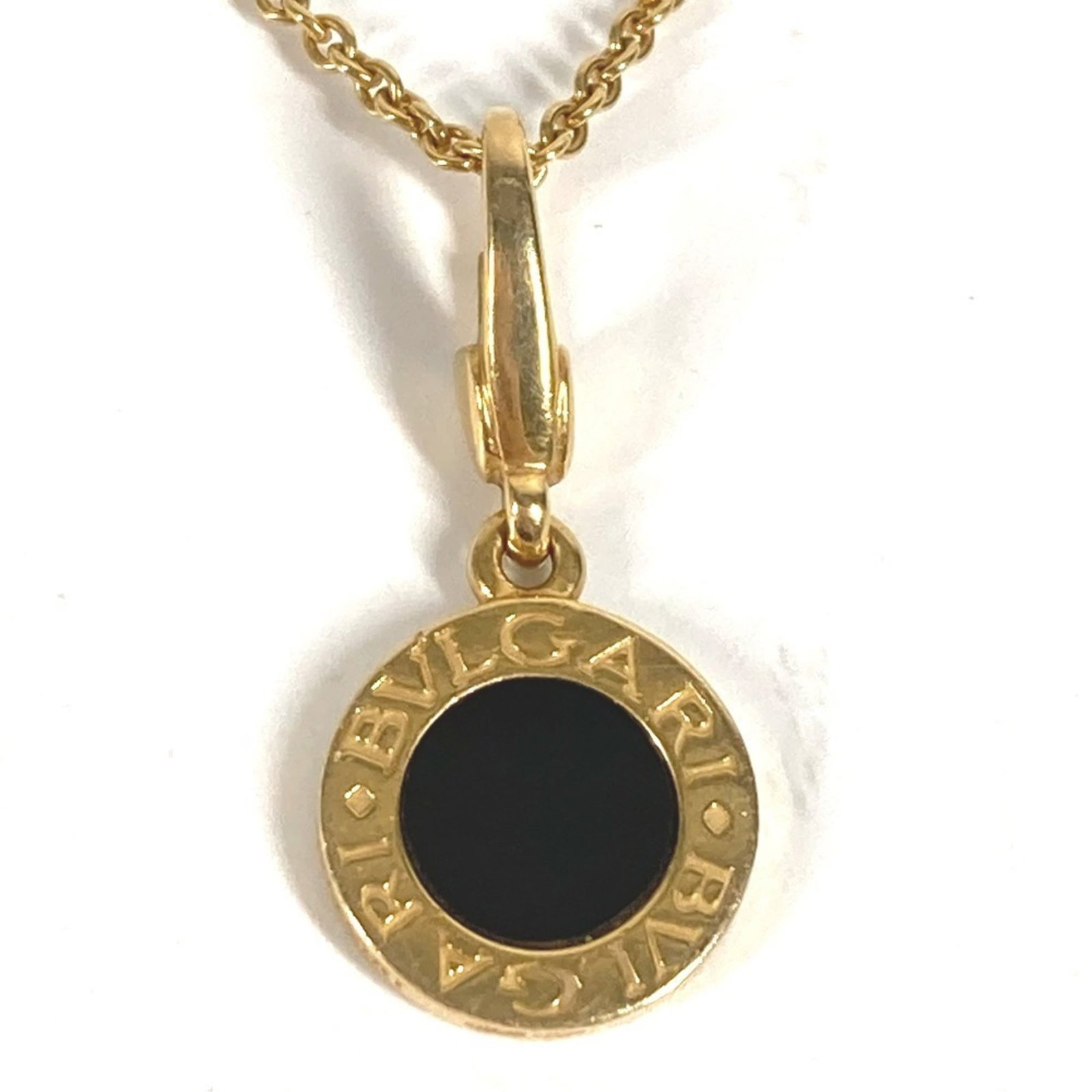 Bvlgari 18K Gold Bvlgari Logo Jewelry Accessory Chain Necklace Yg750 Unisex: Bvlgari 18K Gold Bvlgari Logo Jewelry Accessory Chain Necklace Yg750 Unisex Yellow gold (18K) Bvlgari logo chain necklace with an onyx stone, featuring a unique unisex design. The 40.5 cm long chain