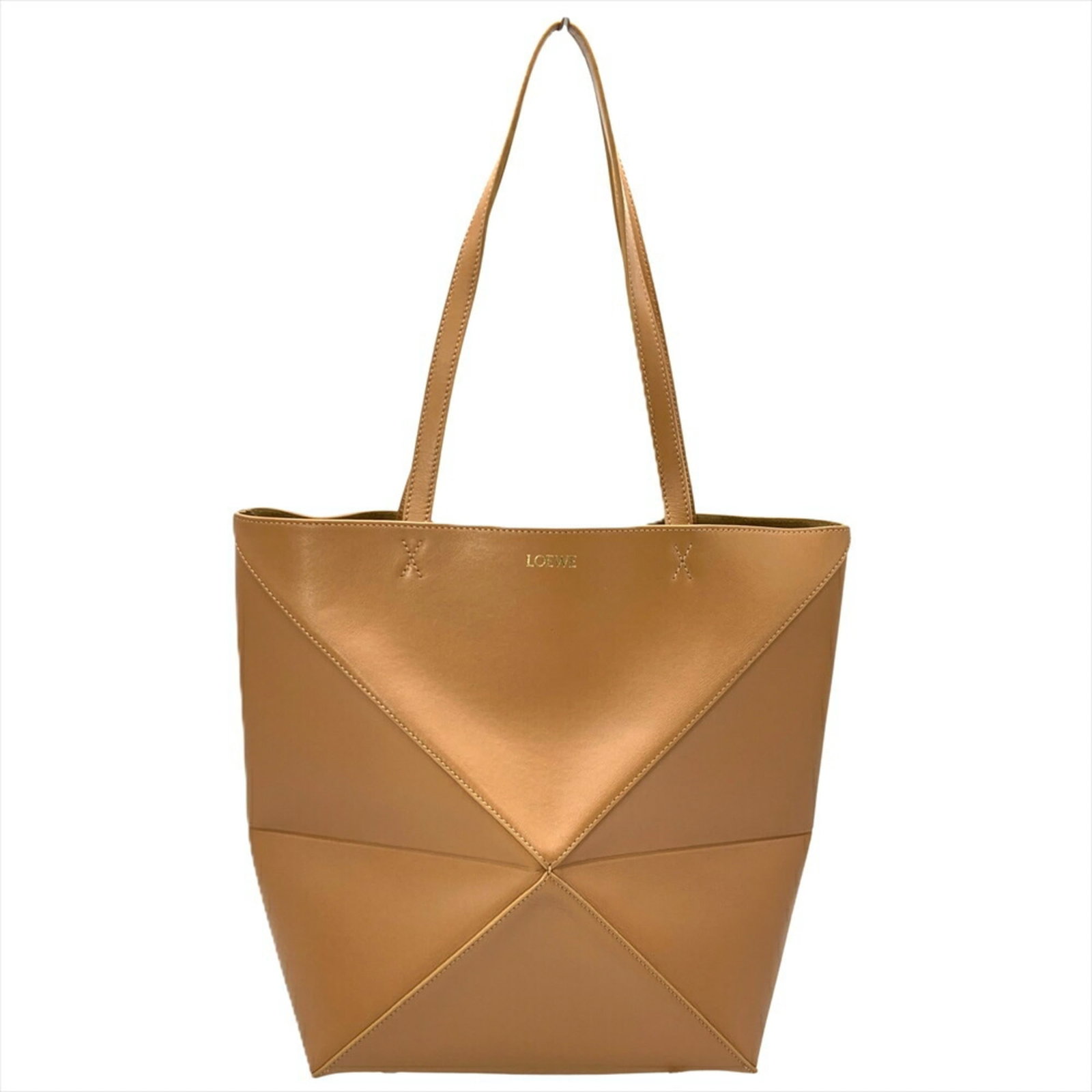 Loewe Tote Bag Leather: Loewe Tote Bag Leather This pre-owned Loewe tote bag features high-quality camel leather with visible scratches and minor dirt marks, giving it a worn-in look. The classic design measures 31cm x 25cm 