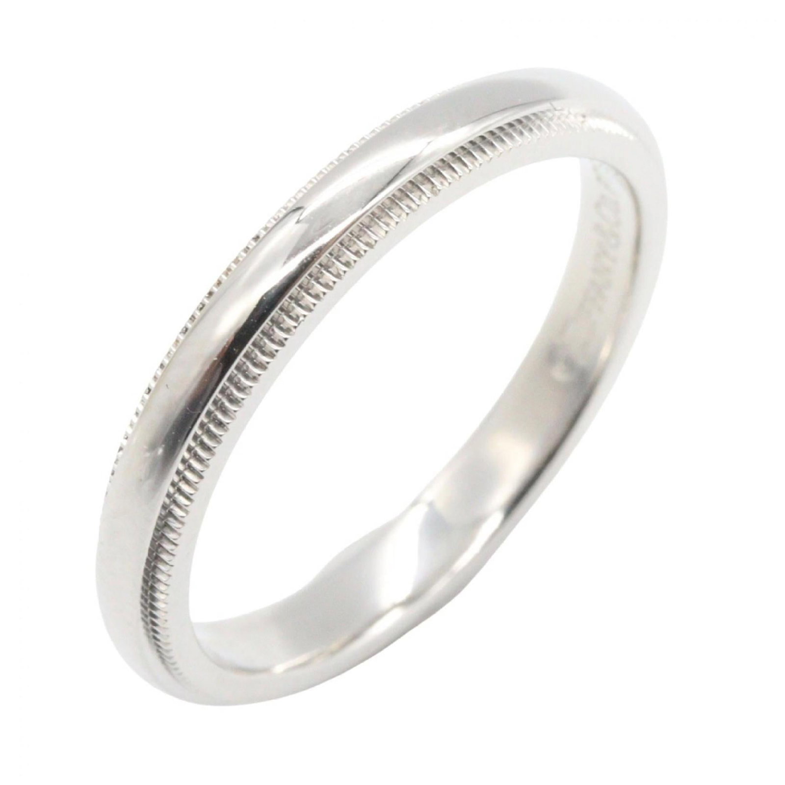Tiffany Band Ring Platinum 950: Tiffany Band Ring Platinum 950 Platinum 950 Tiffany band ring offers a touch of luxury with its high-quality material. This used ring features some scratches and dirt, but remains in very good conditi