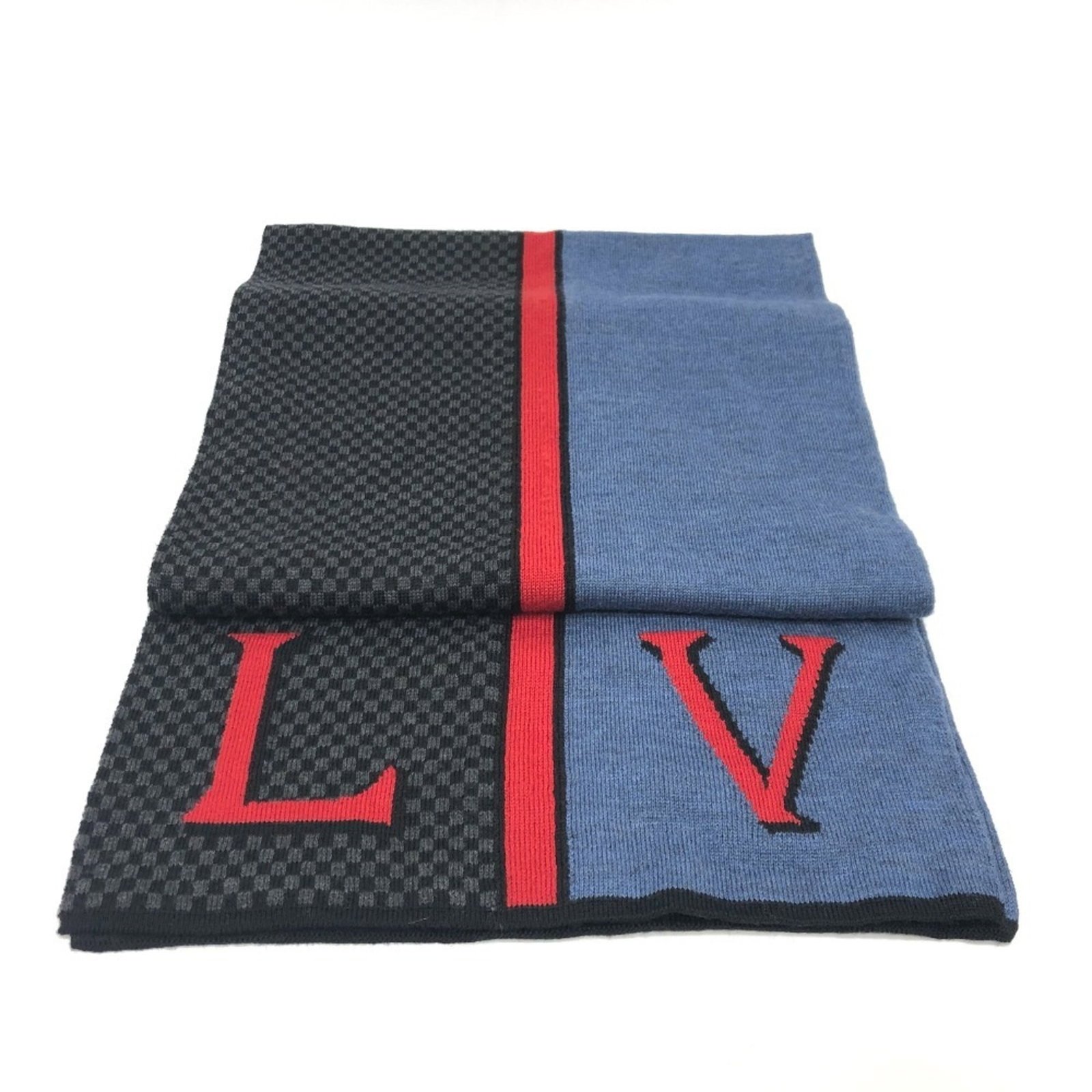 Louis Vuitton Stole Wool: Louis Vuitton Stole Wool This Louis Vuitton stole wool is a unique and stylish accessory made from high-quality wool material. With its classic black color and distinctive design, it measures 29.5cm x