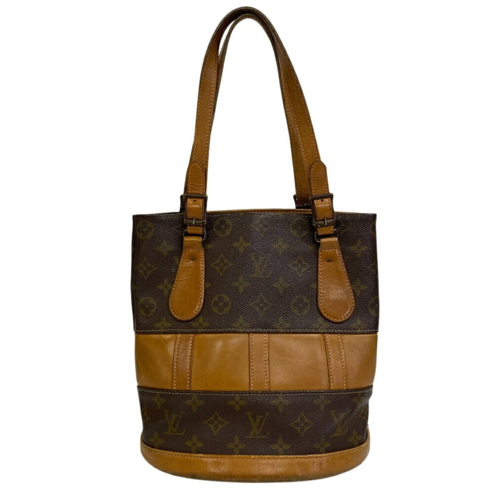 Louis Vuitton Handbag Pouch Monogram: Louis Vuitton Handbag Pouch Monogram The Louis Vuitton Handbag Pouch Monogram in brown features a timeless design with the iconic monogram pattern. This used item has visible traces of usage and minor