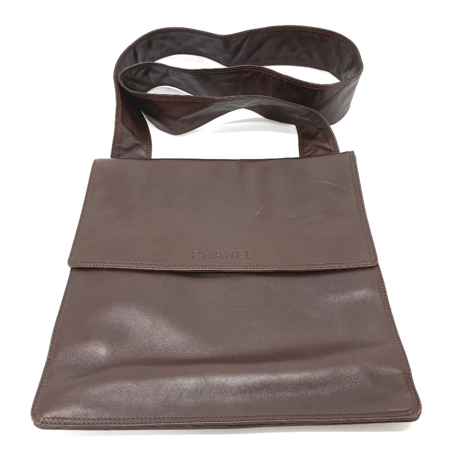 Chanel Shoulder Bag Leather: Chanel Shoulder Bag Leather Brown leather Chanel shoulder bag with a classic design. Measuring 27.8cm x 28.5cm, this bag features a long shoulder strap of 44.1 inches and has traces of usage,